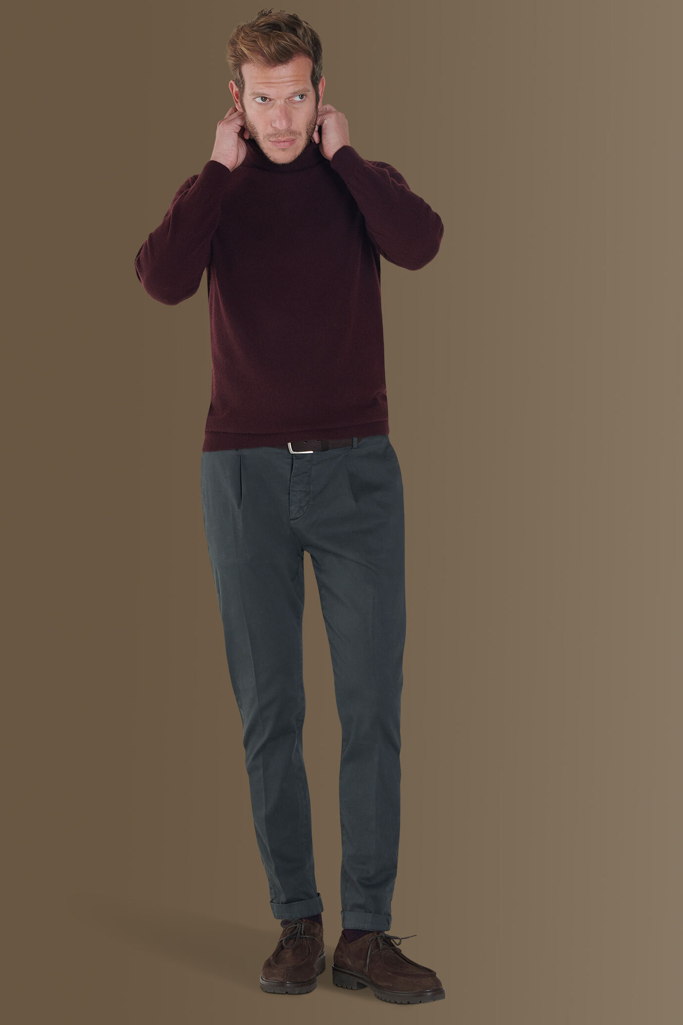 Pantalone chino con pinces singola tessuto in raso elasticizzato image number 0