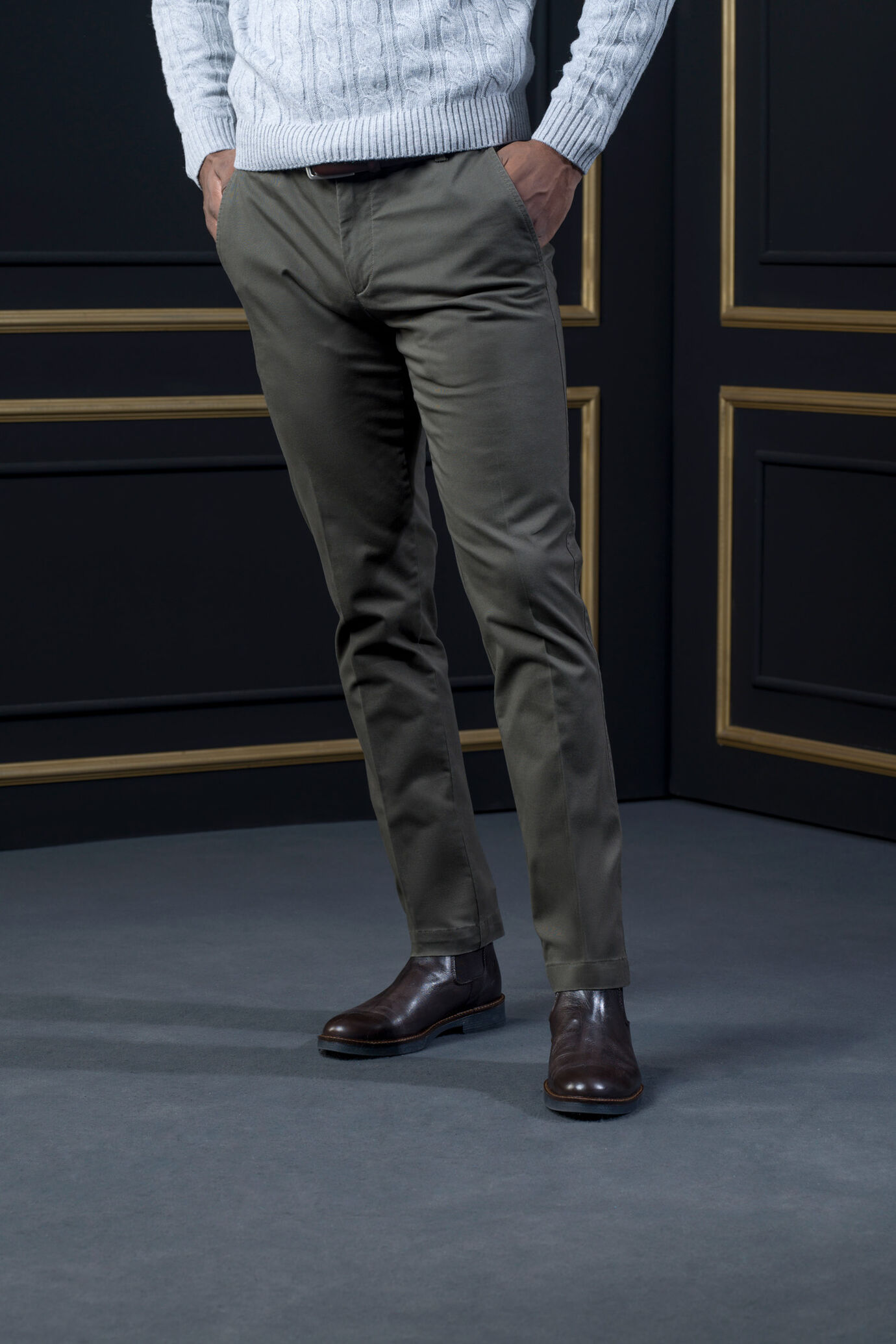 Pantaloni uomo chino classici tinta unita image number 0