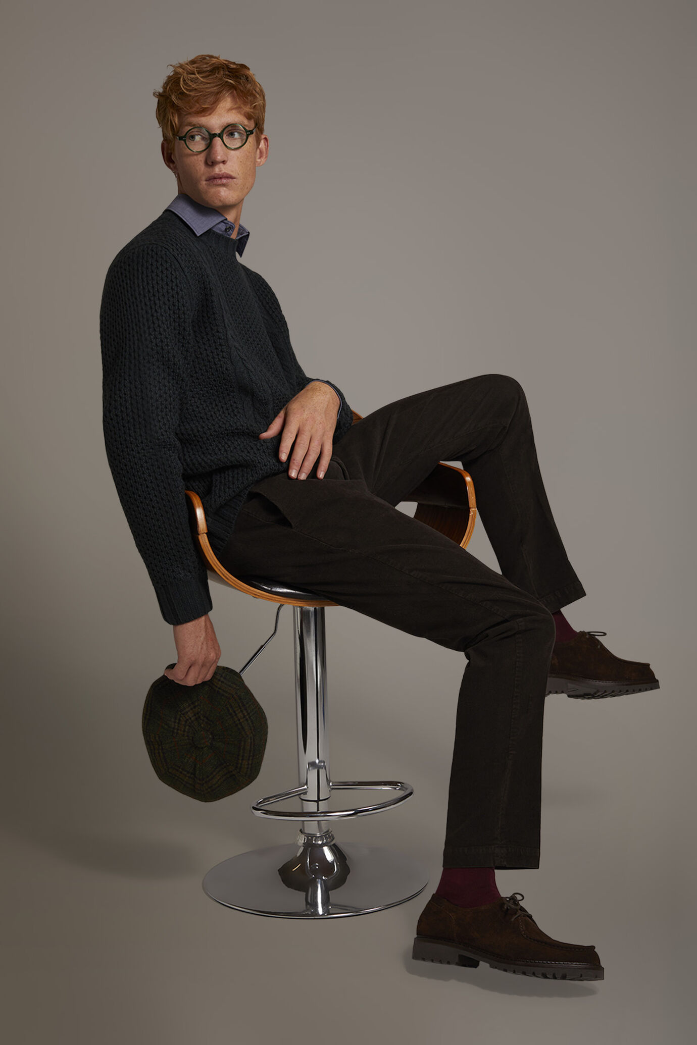 Regular fit chino trousers in corduroy fabric image number 0