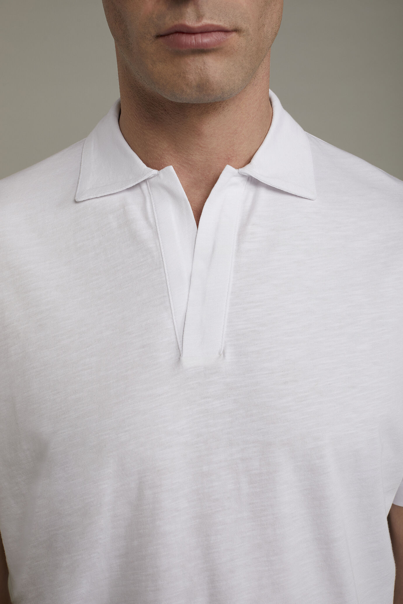 Kurzärmeliges Herren-Poloshirt mit knopflosem Derby-Kragen aus reiner Baumwolle in normaler Passform image number 3