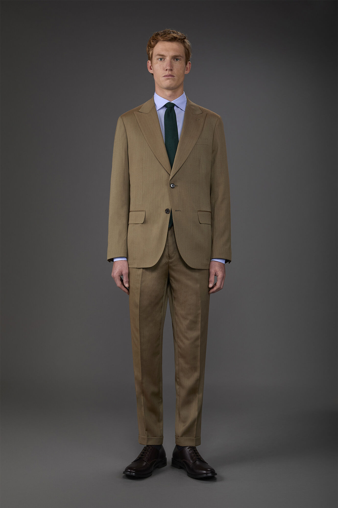 Abito uomo monopetto con pantalone ad una pinces con tessuto dal disegno herringbone dall'effetto cangiante image number 1