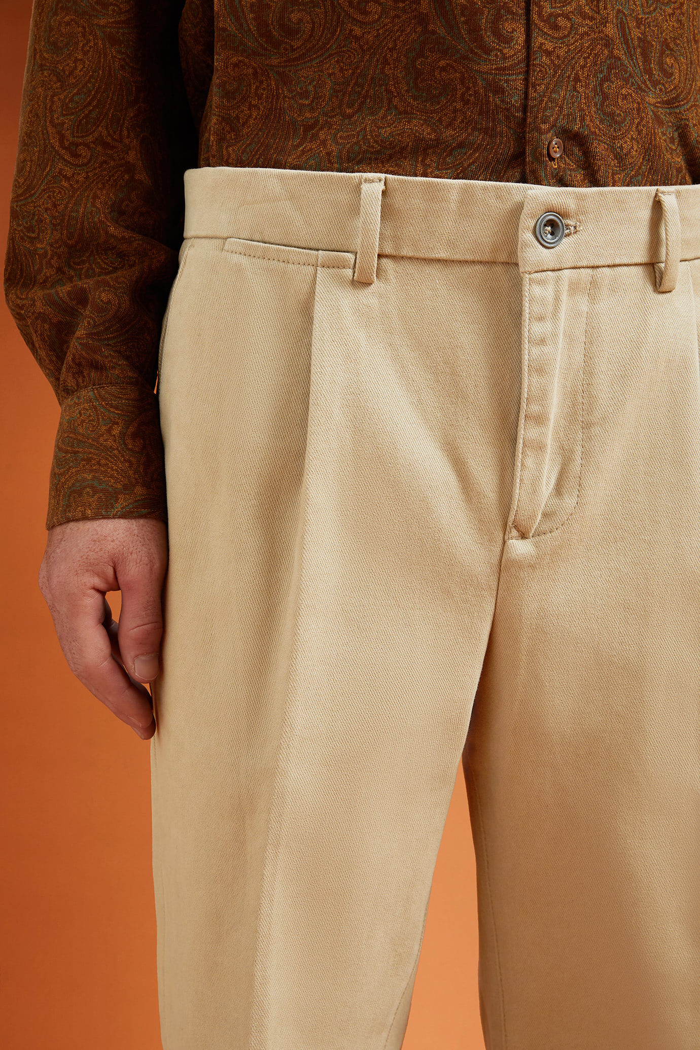 Men's regular fit pleated trousers in bull twill fabric with adjustable half belt on back image number 4