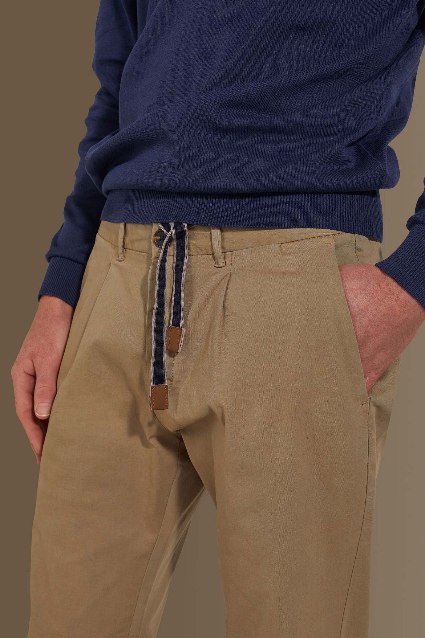 Pantalone uomo con elastico in vita e laccetti image number 4