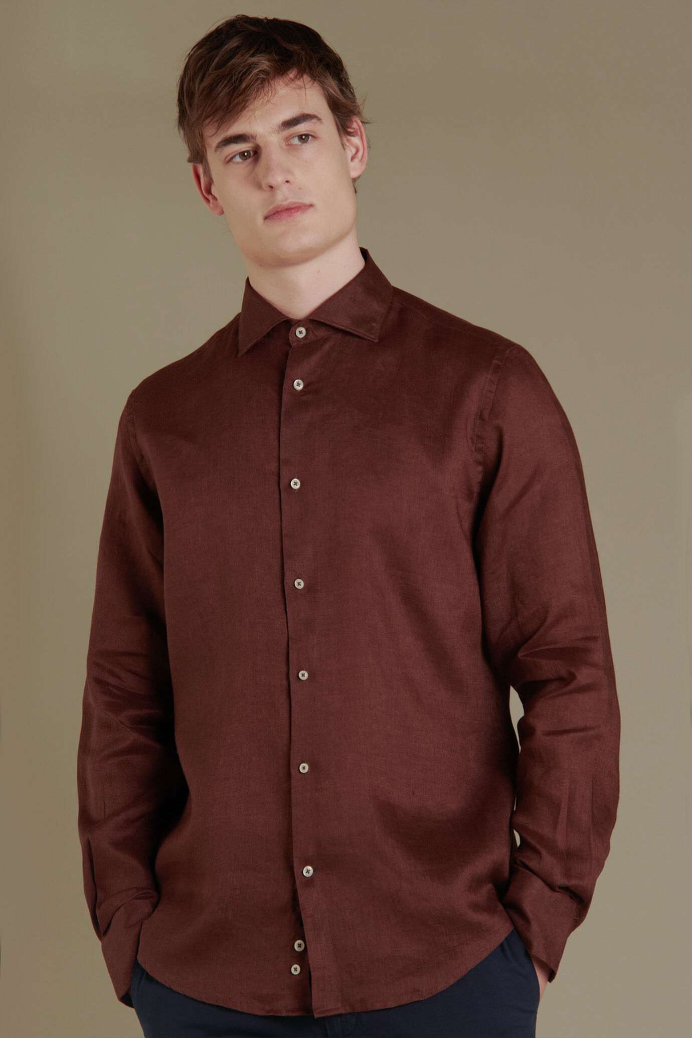 Camicia casual uomo collo francese tinta unita 100% lino image number 0