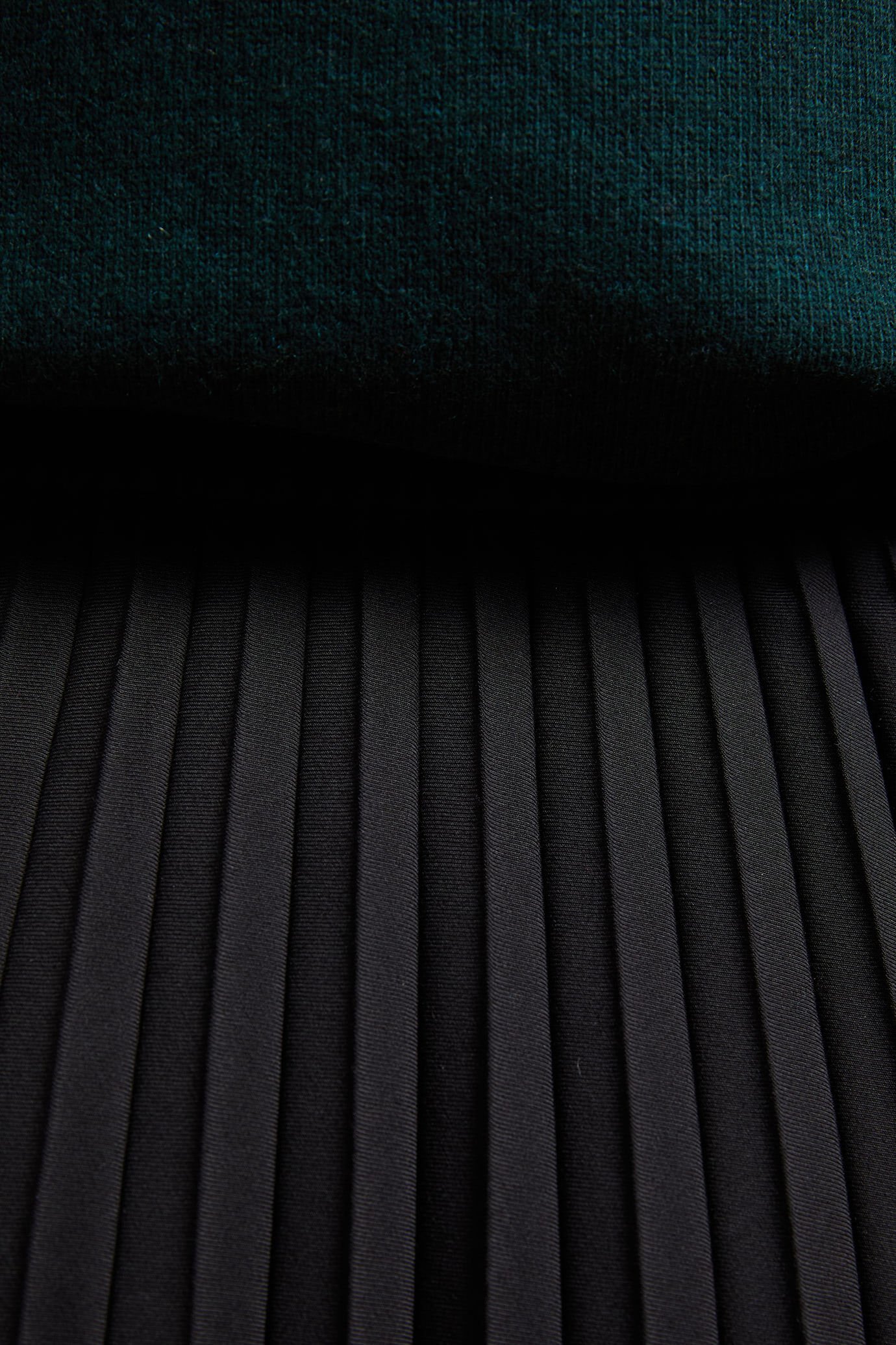 Women's regular fit plain pleated skirt with embroidery on the inside image number 4