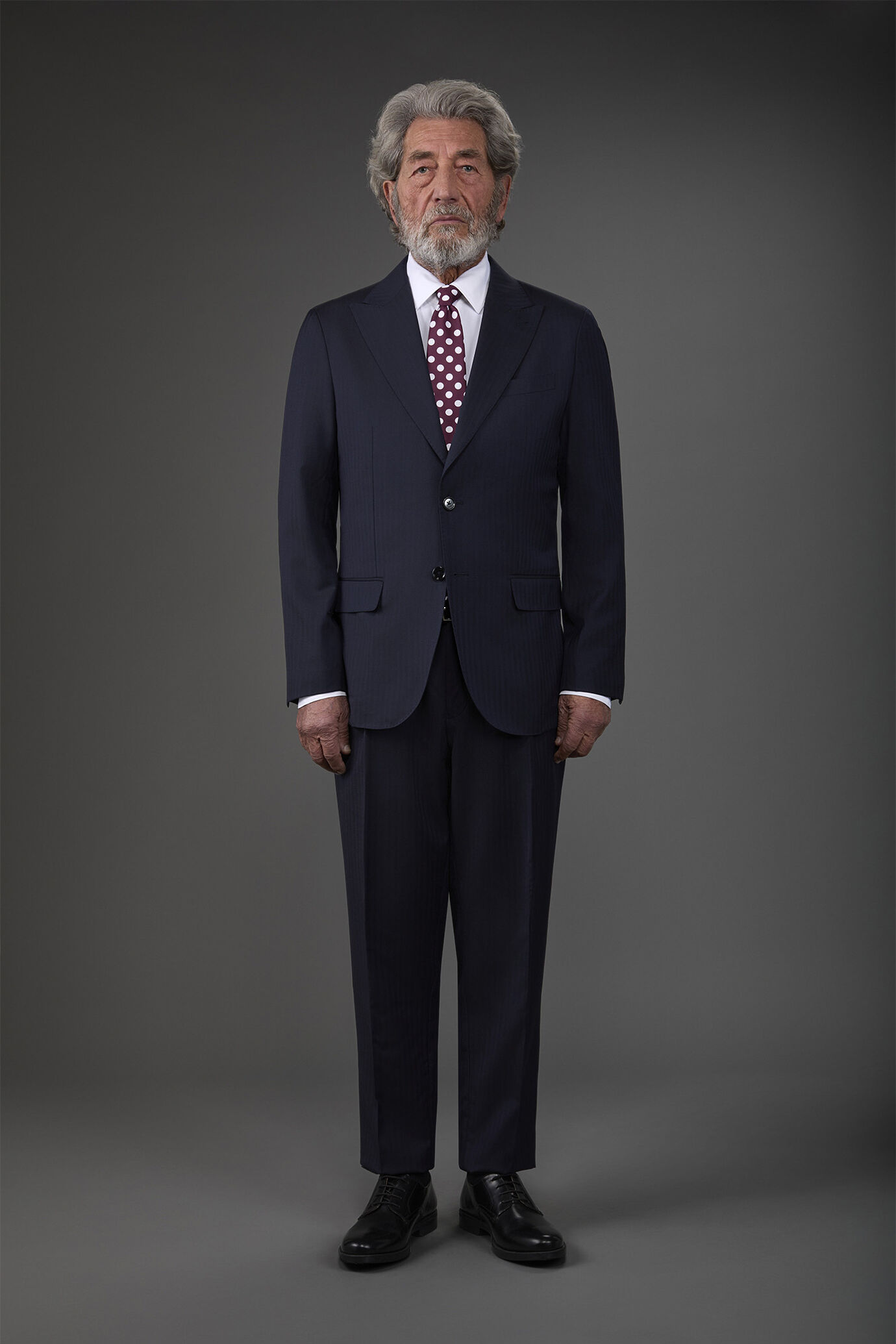 Single-breasted men's suit with classic single-pleat trousers, in 100% wool with herringbone weave image number 1