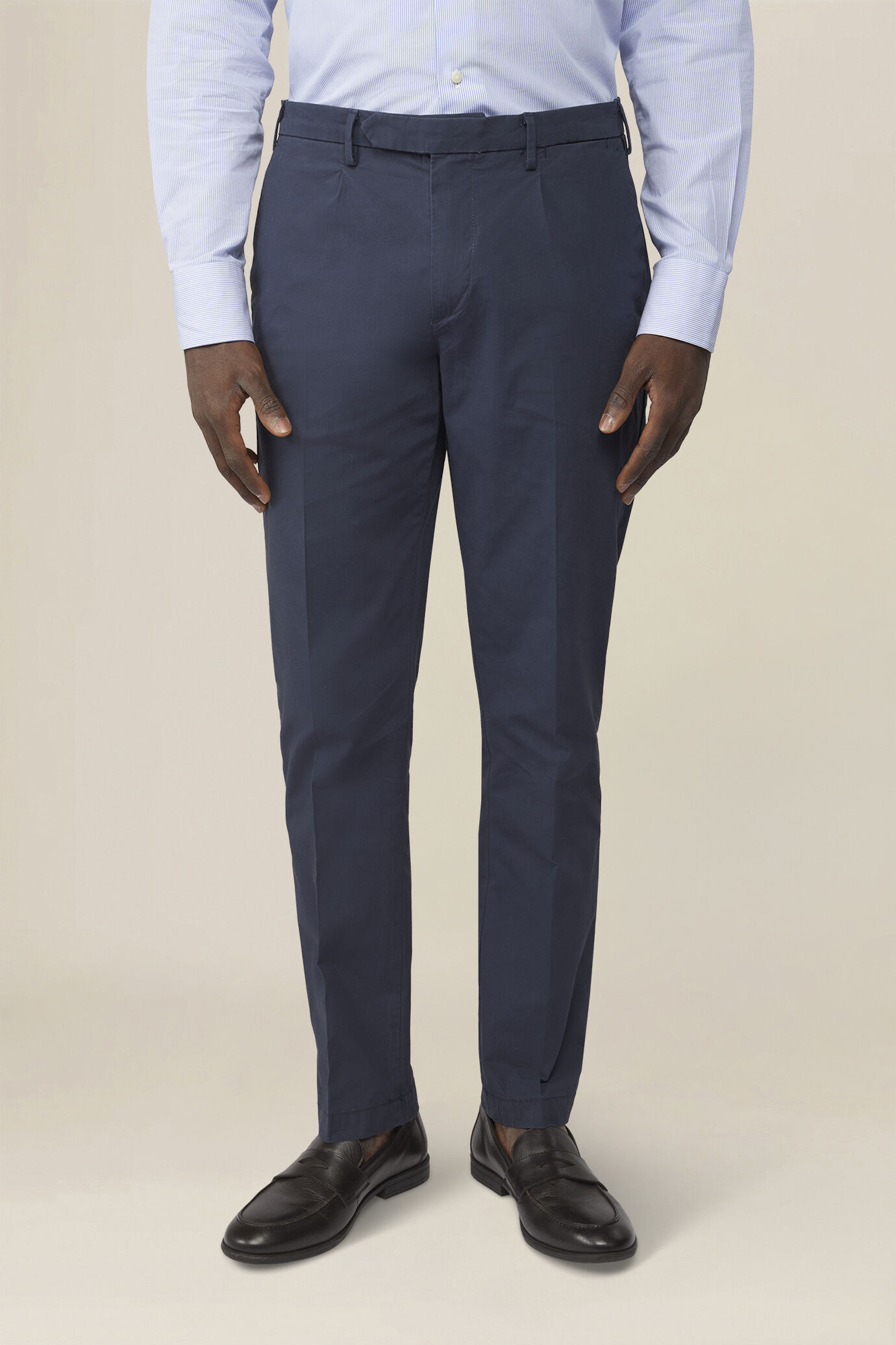 Men's trousers in light cotton with two small pleats and concealed button image number 1