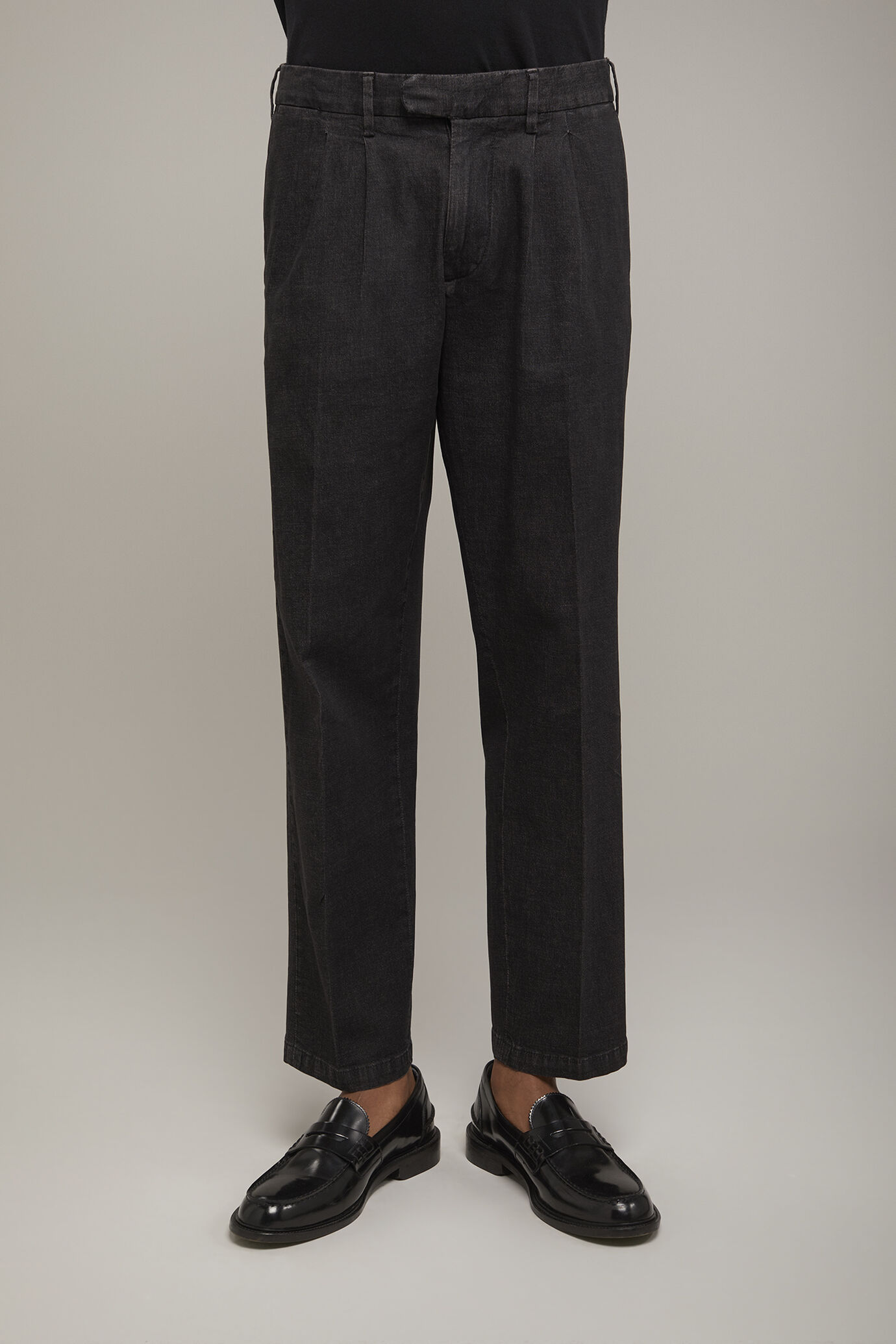 Pantalone tecnico uomo con doppia pinces tessuto denim leggero comfort fit image number 3