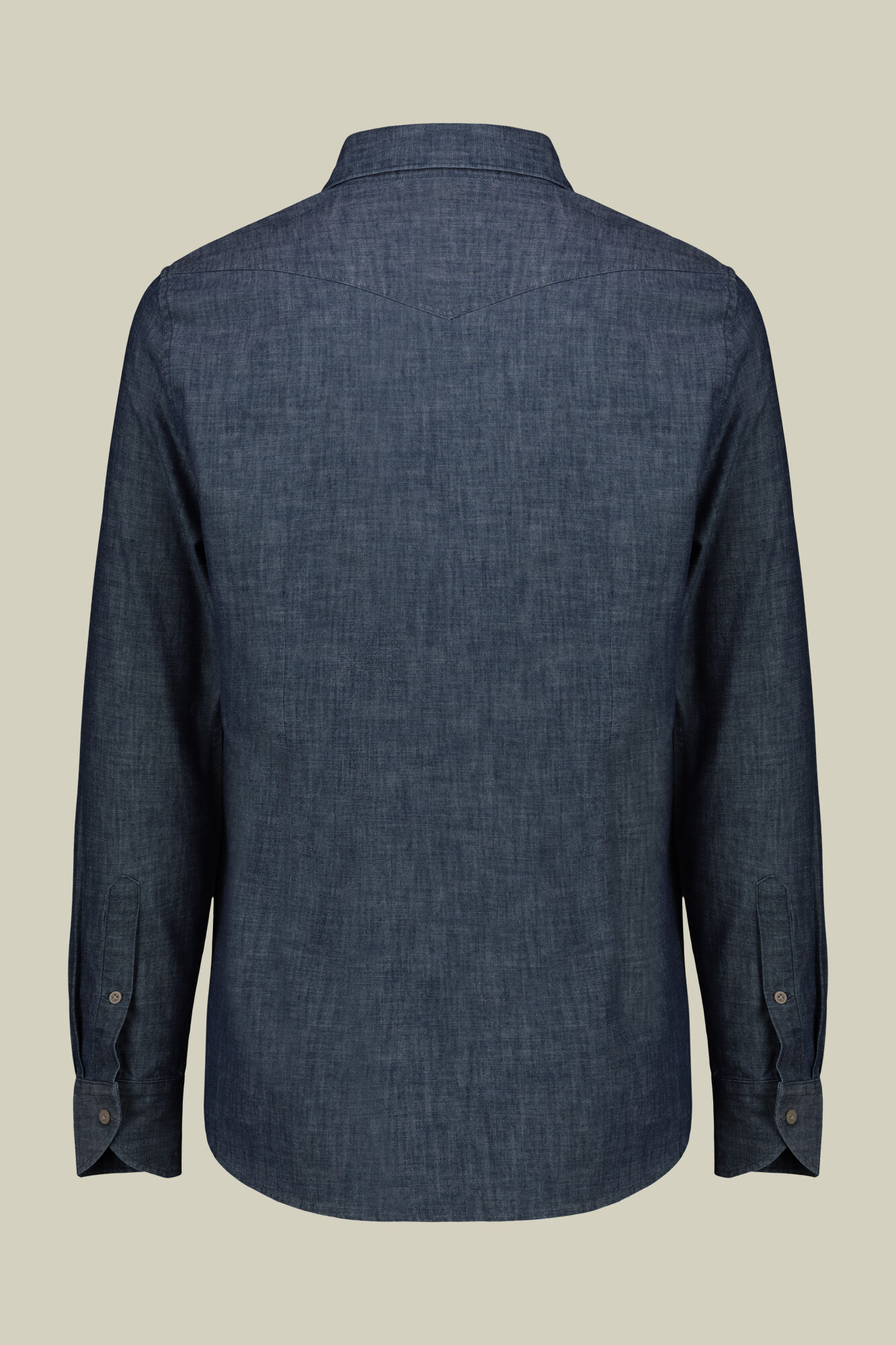 Men's casual shirt with classic collar and double chest