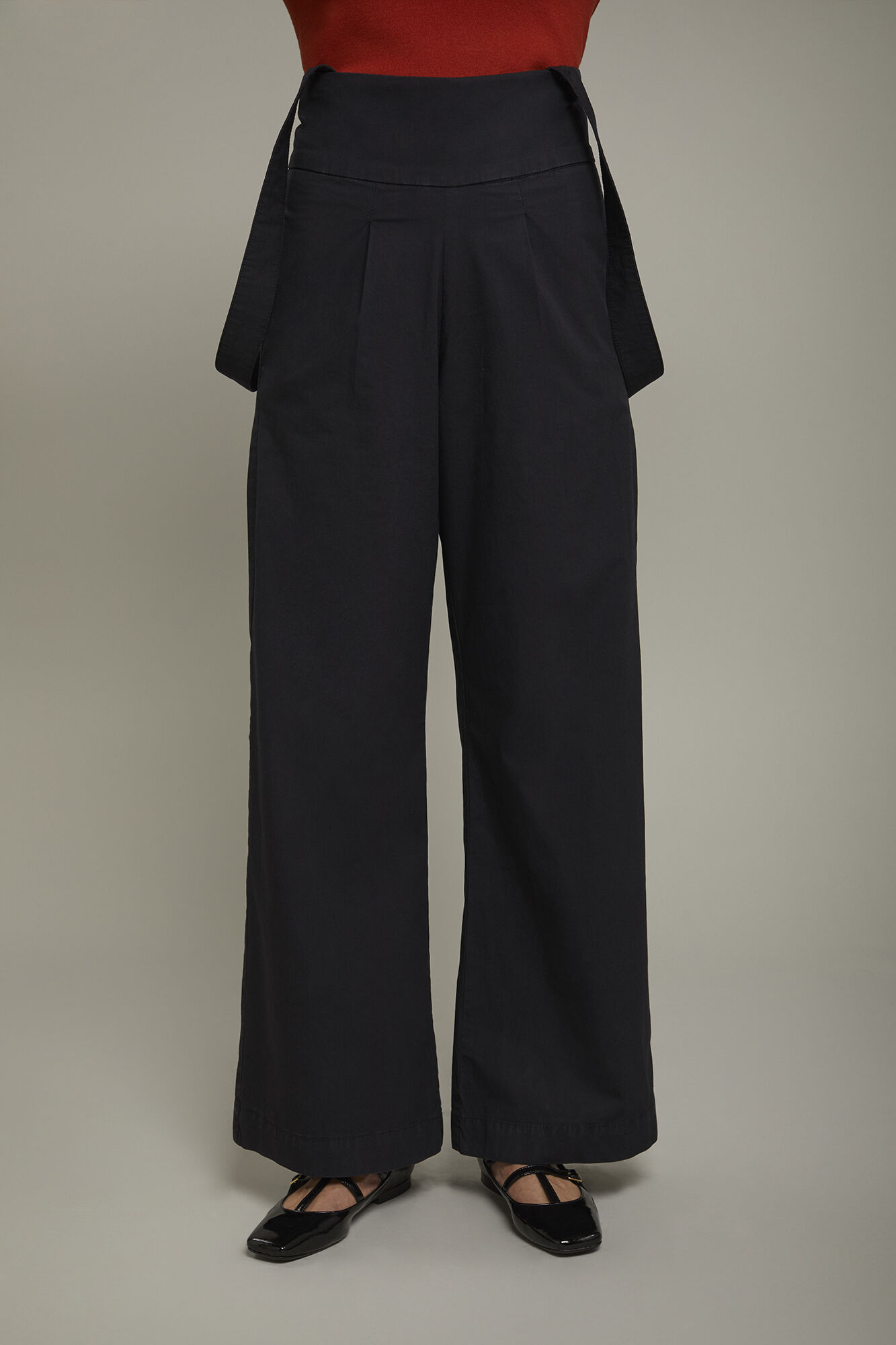 Pantaloni vita alta con bretelle shop