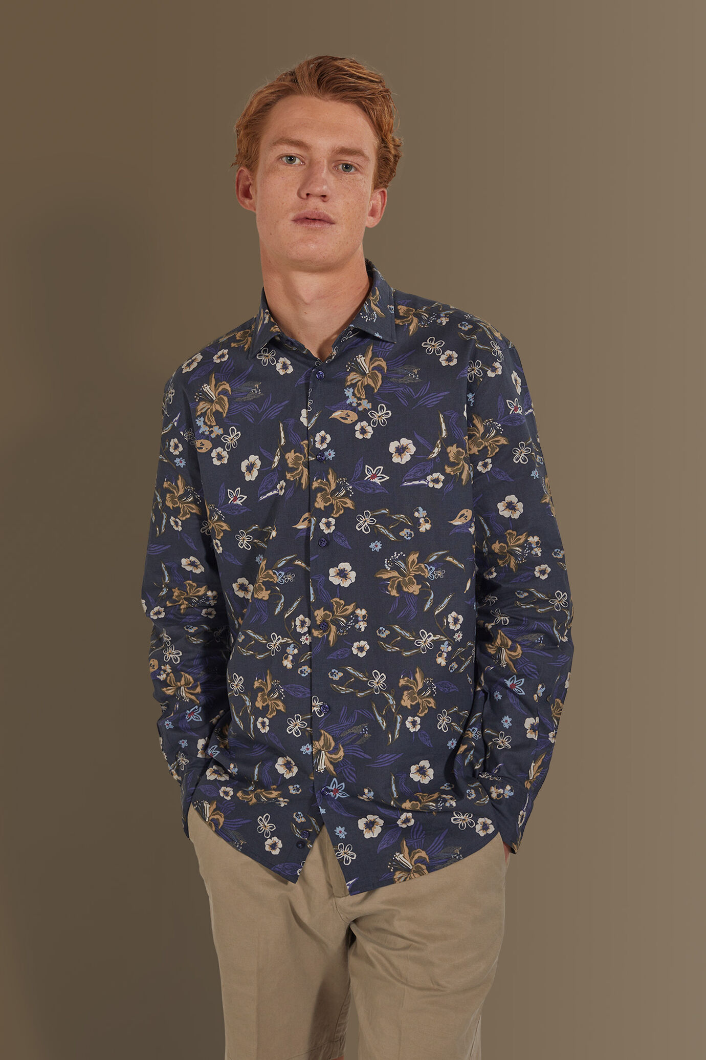 Camicia casual uomo collo francese misto lino con stampa floreale image number 1