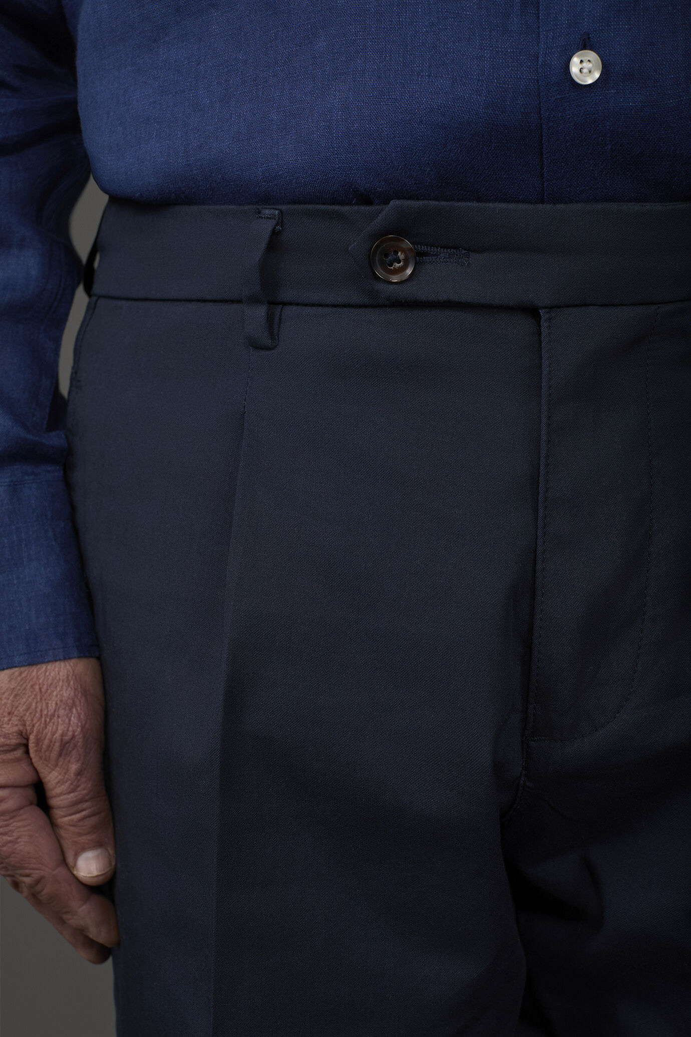 Men's capri pants with pleats image number 2