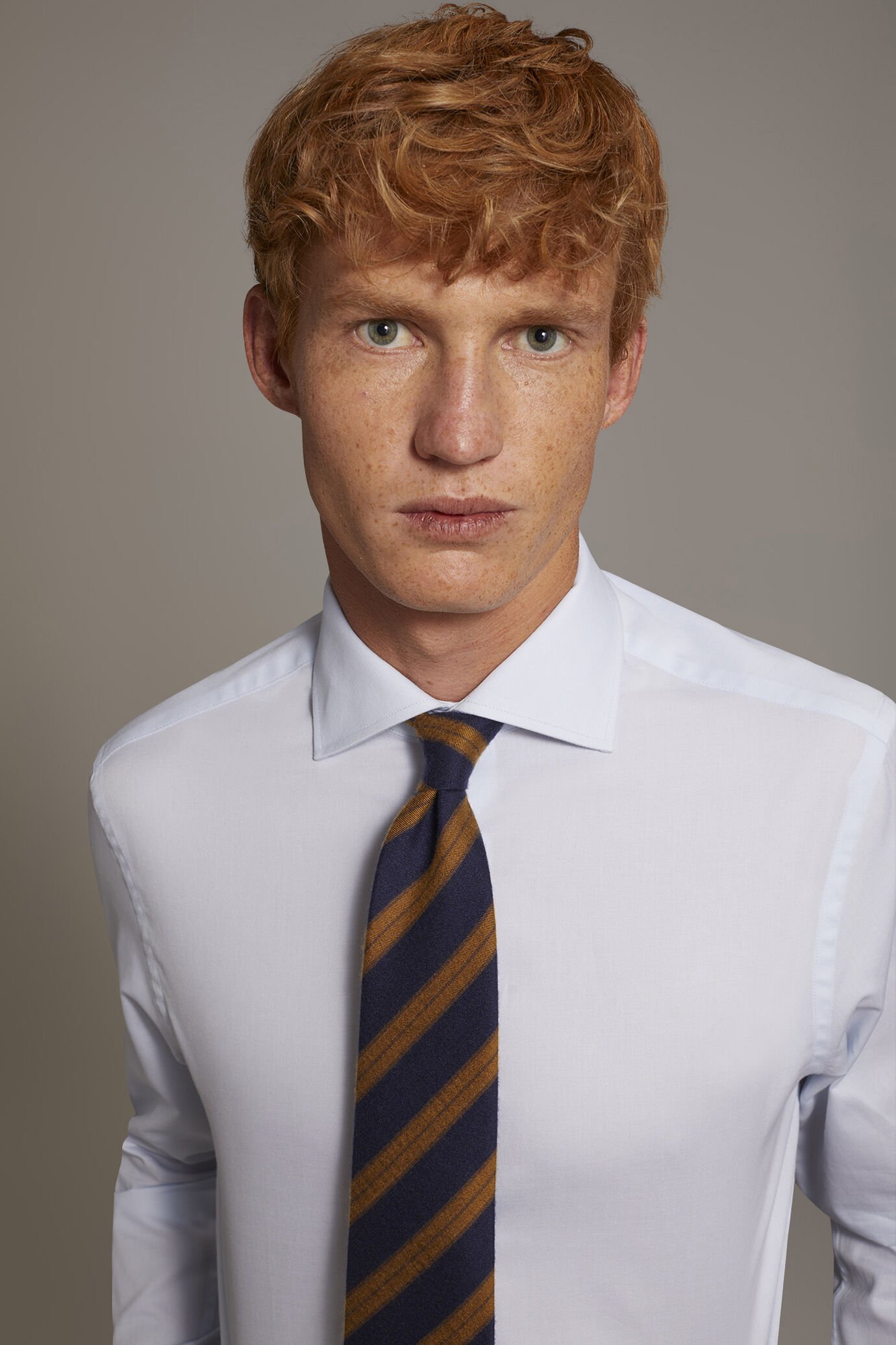 Camicia classica collo francese slim fit tessuto armaturato image number 1