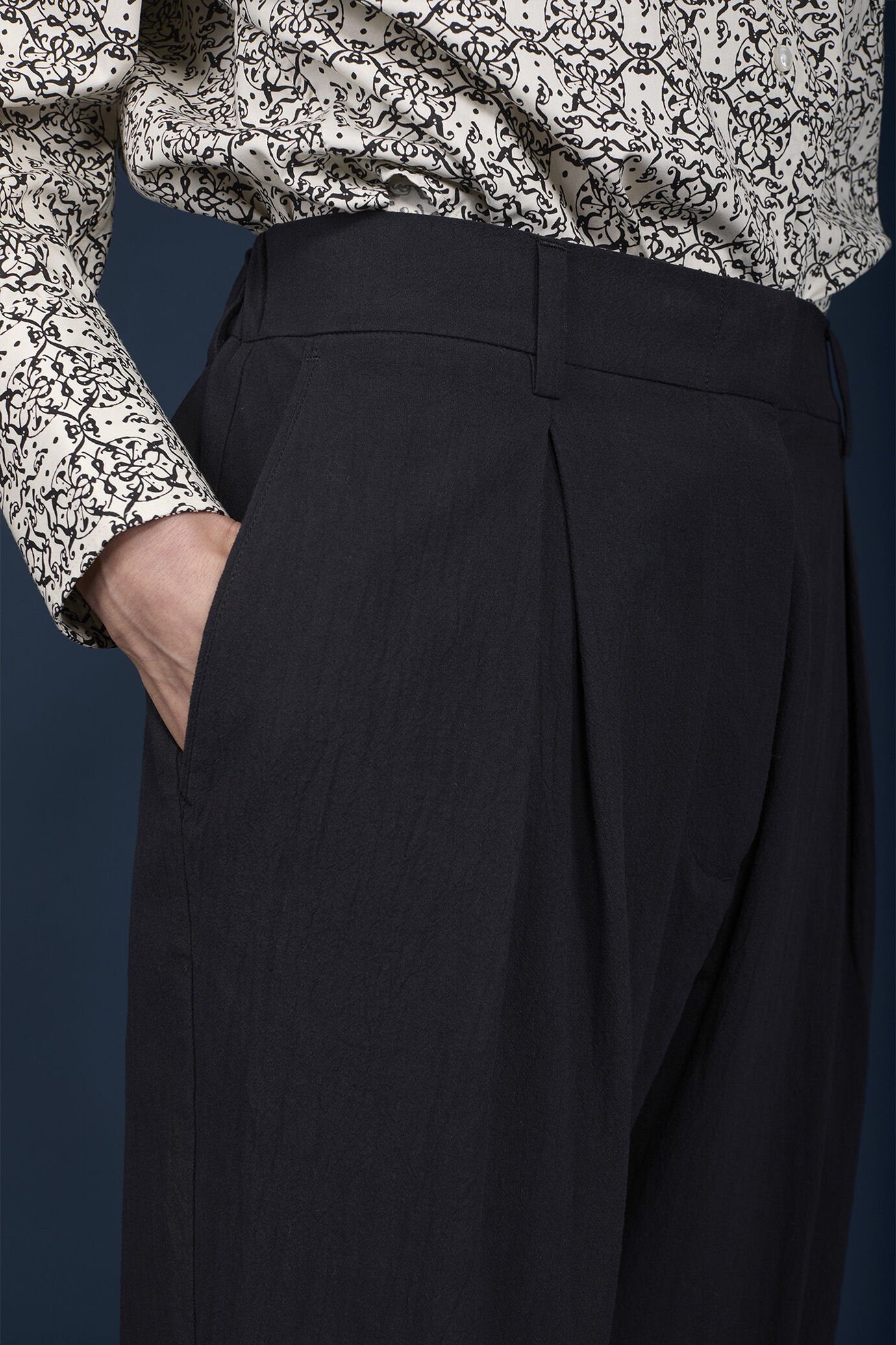 Women's wide trousers with two pleats 100% cotton image number 3