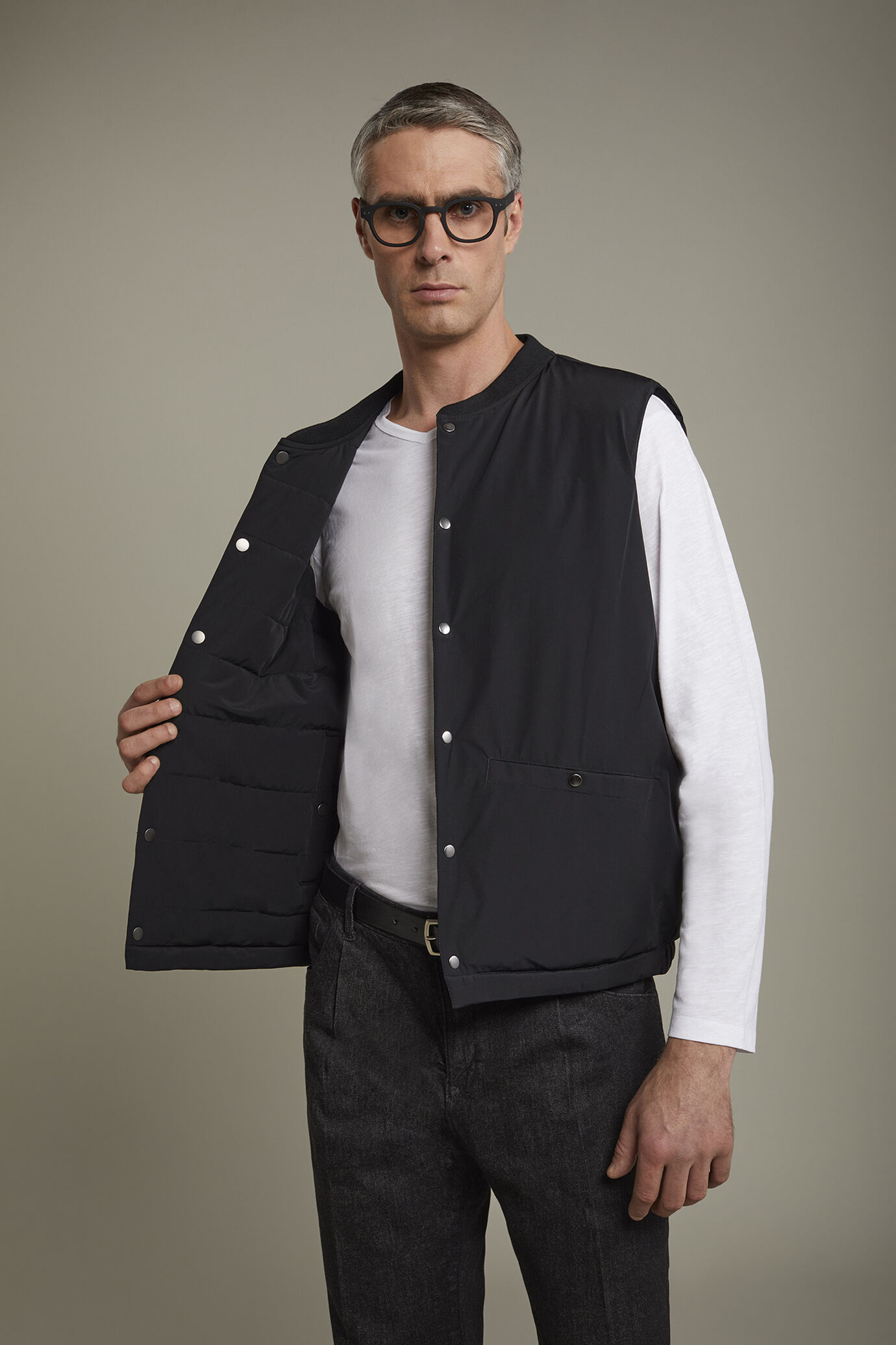 Men’s reversible sleeveless vest with lightweight padding regular fit image number 4