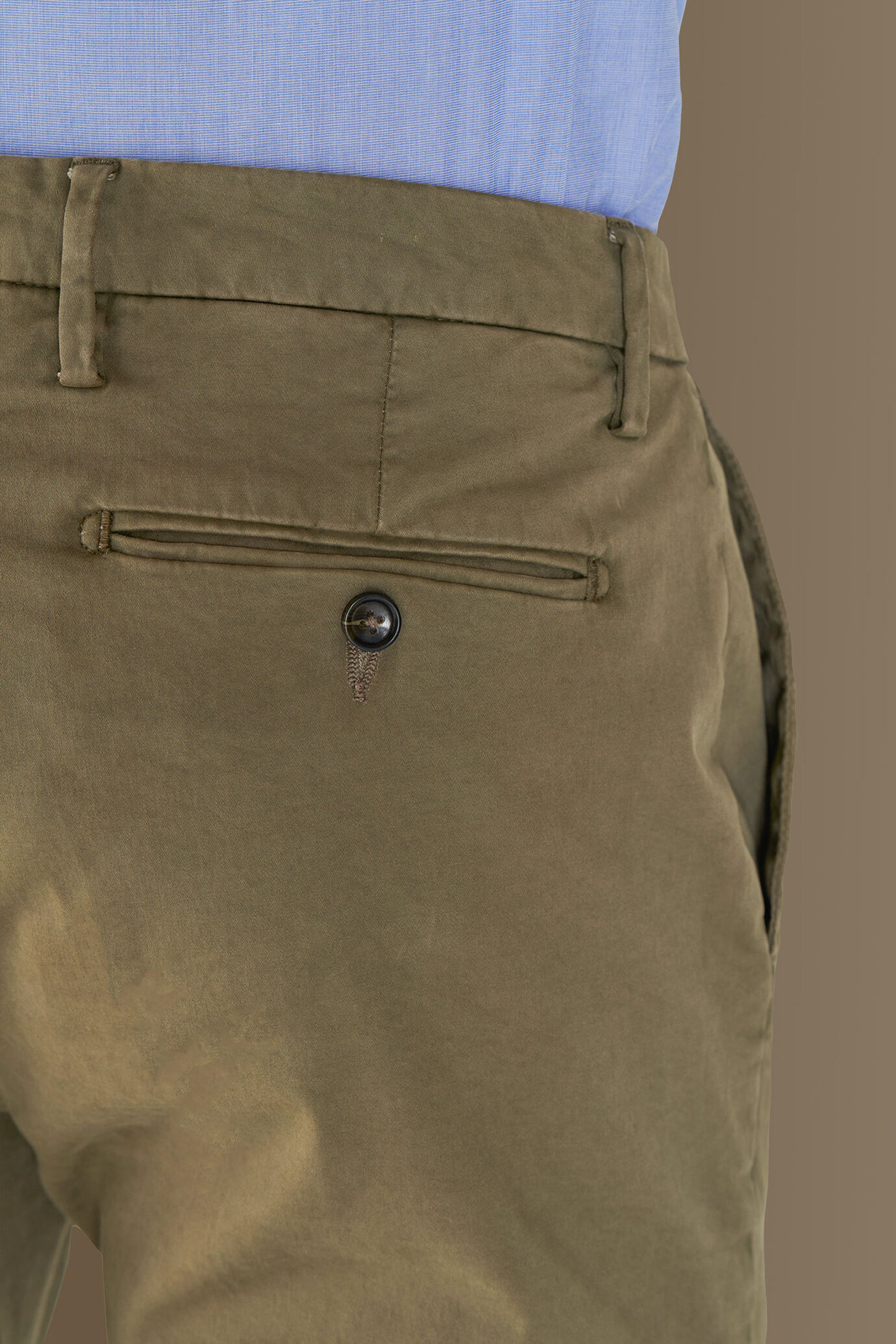 Pantalone chino con pinces singola tessuto in raso elasticizzato image number 3