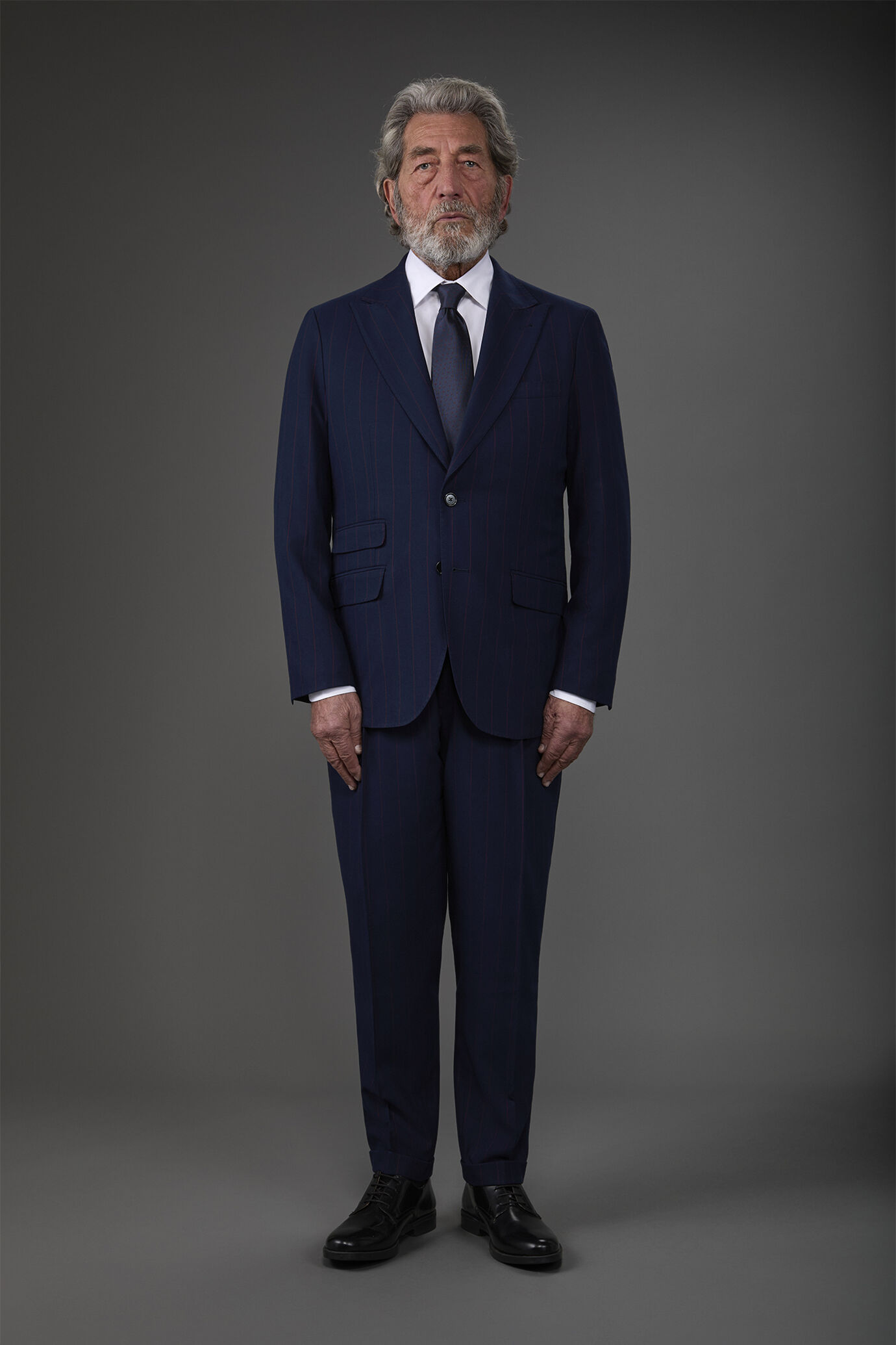 Single-breasted men's suit with single-pleat trousers and side buckles, in a pinstripe fabric image number 1
