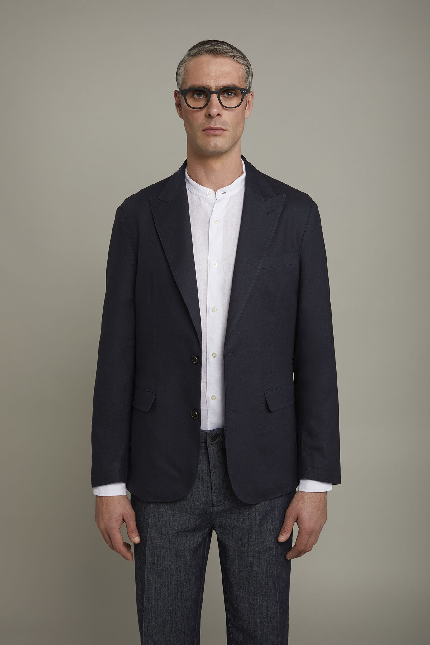 Men's single-breasted unlined linen and cotton blazer with regular fit lapels image number 2