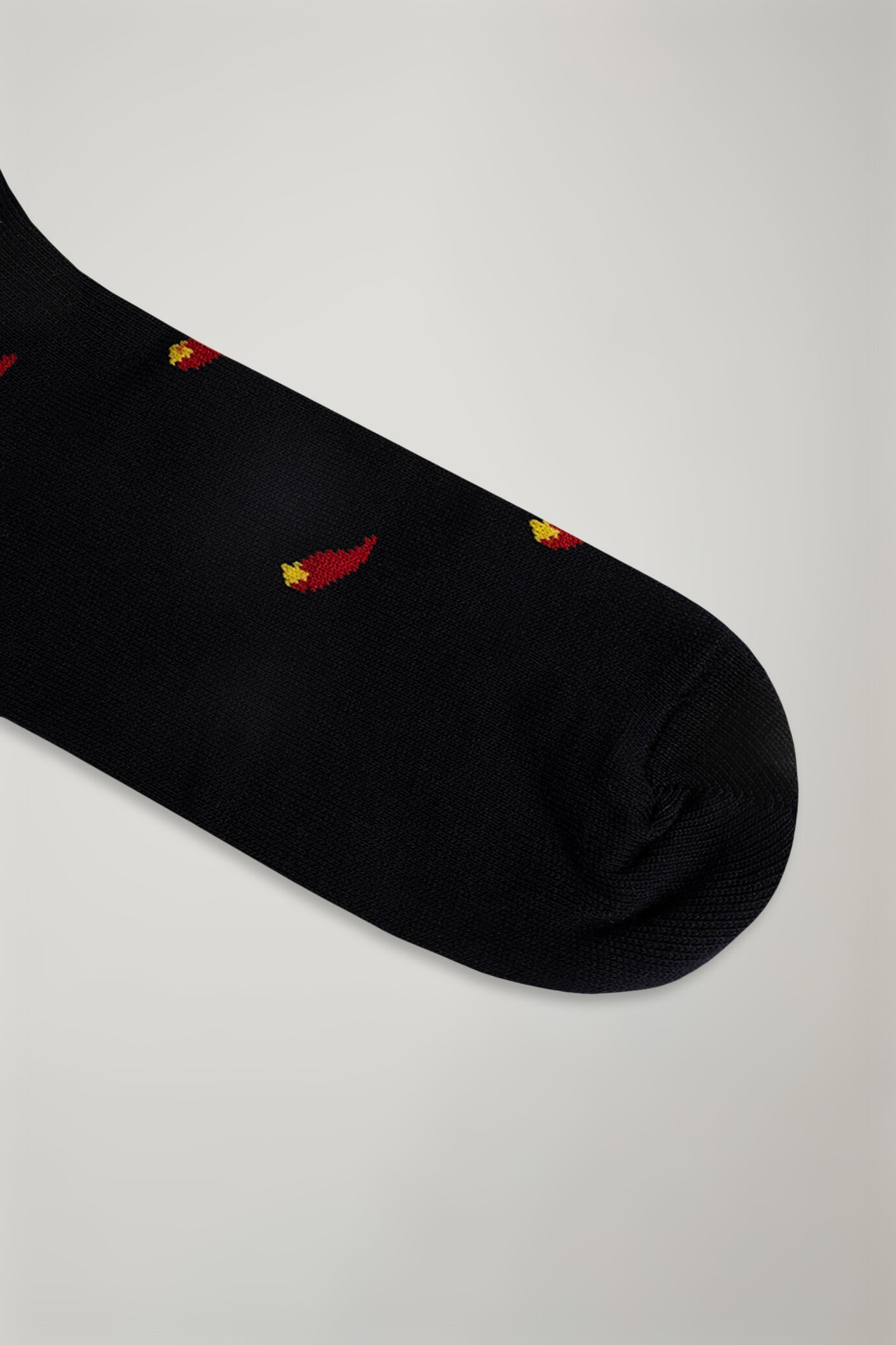 Gestrickte lange Socken mit Chilimuster made in Italy image number 1