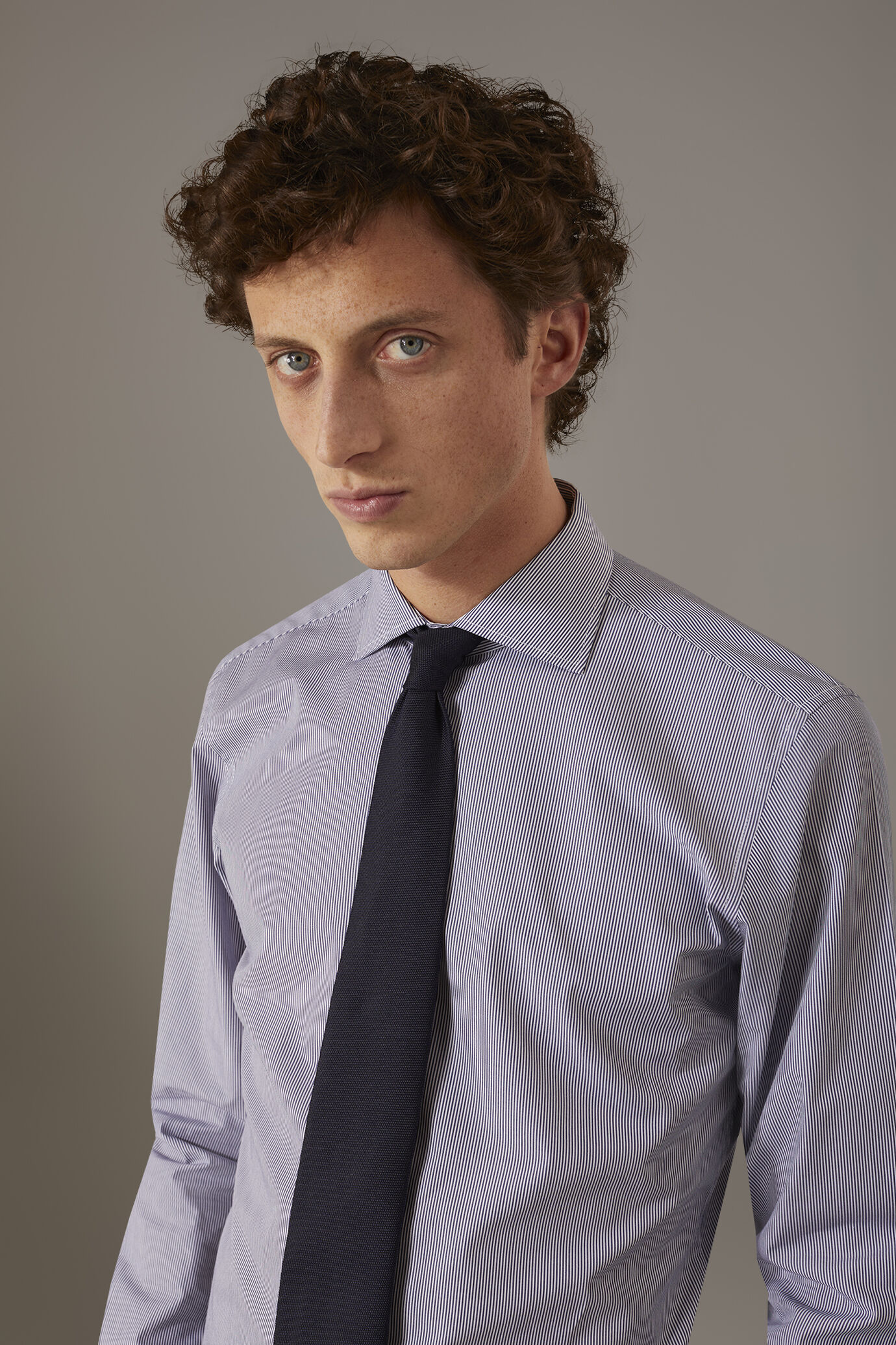 Camicia classica collo francese slim fit tessuto tinto filo rigato image number 1