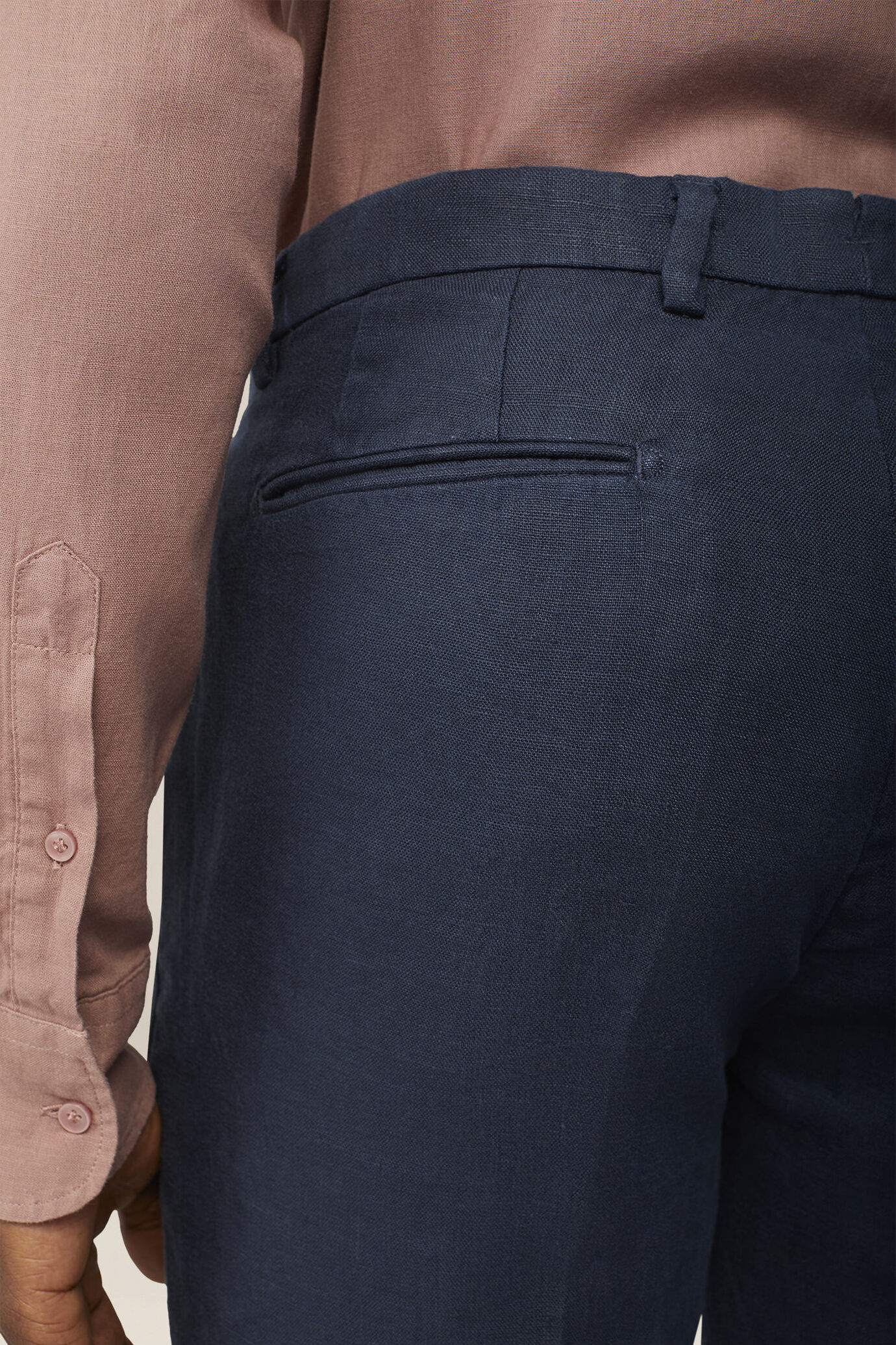 Herrenhose mit 100% Leinen zwei kleinen B&uuml;gelfalten und verdeckter Knopfleiste image number 3