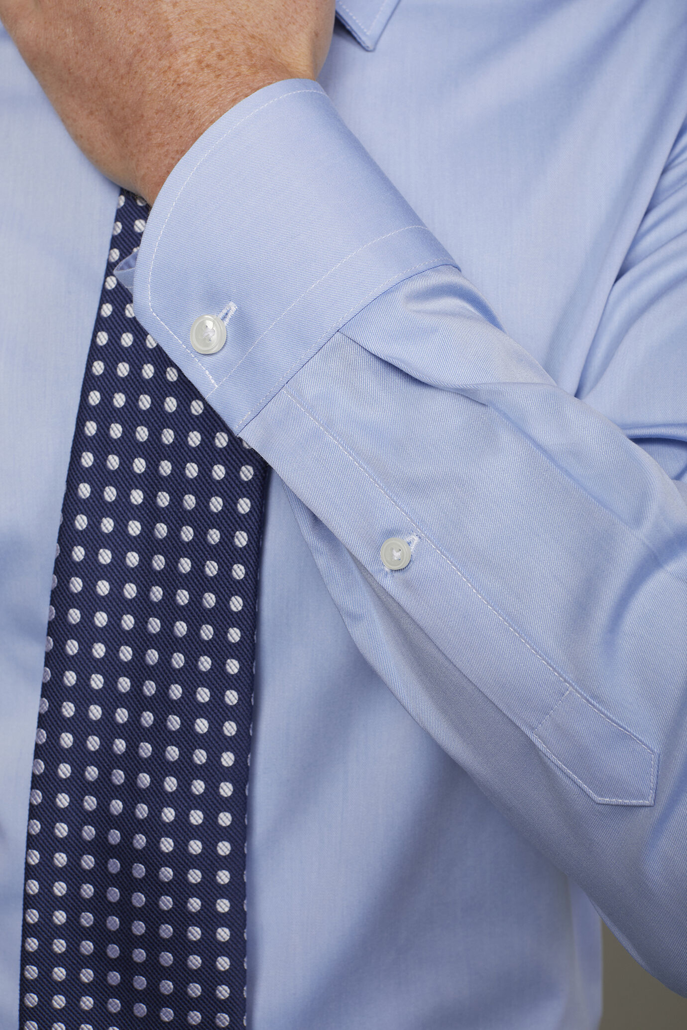 Chemise homme à col classique en tissu sergé uni 100 % coton coupe régulière image number 4