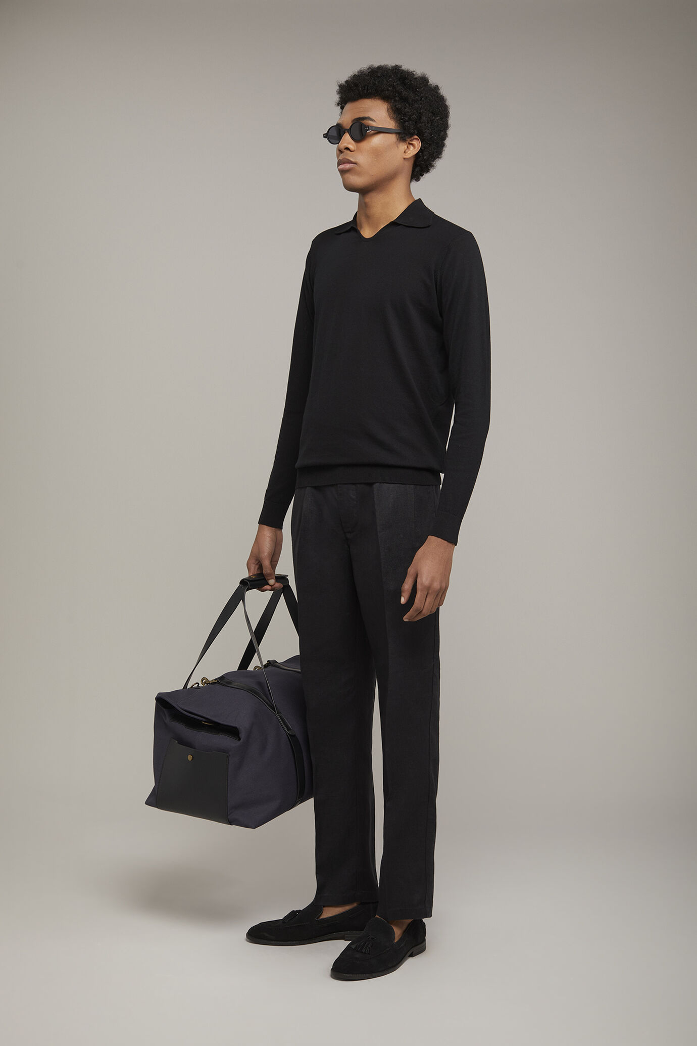 Herren-Poloshirt mit V-Ausschnitt aus 100 % Baumwollstrick und langen Ärmeln in normaler Passform image number 1