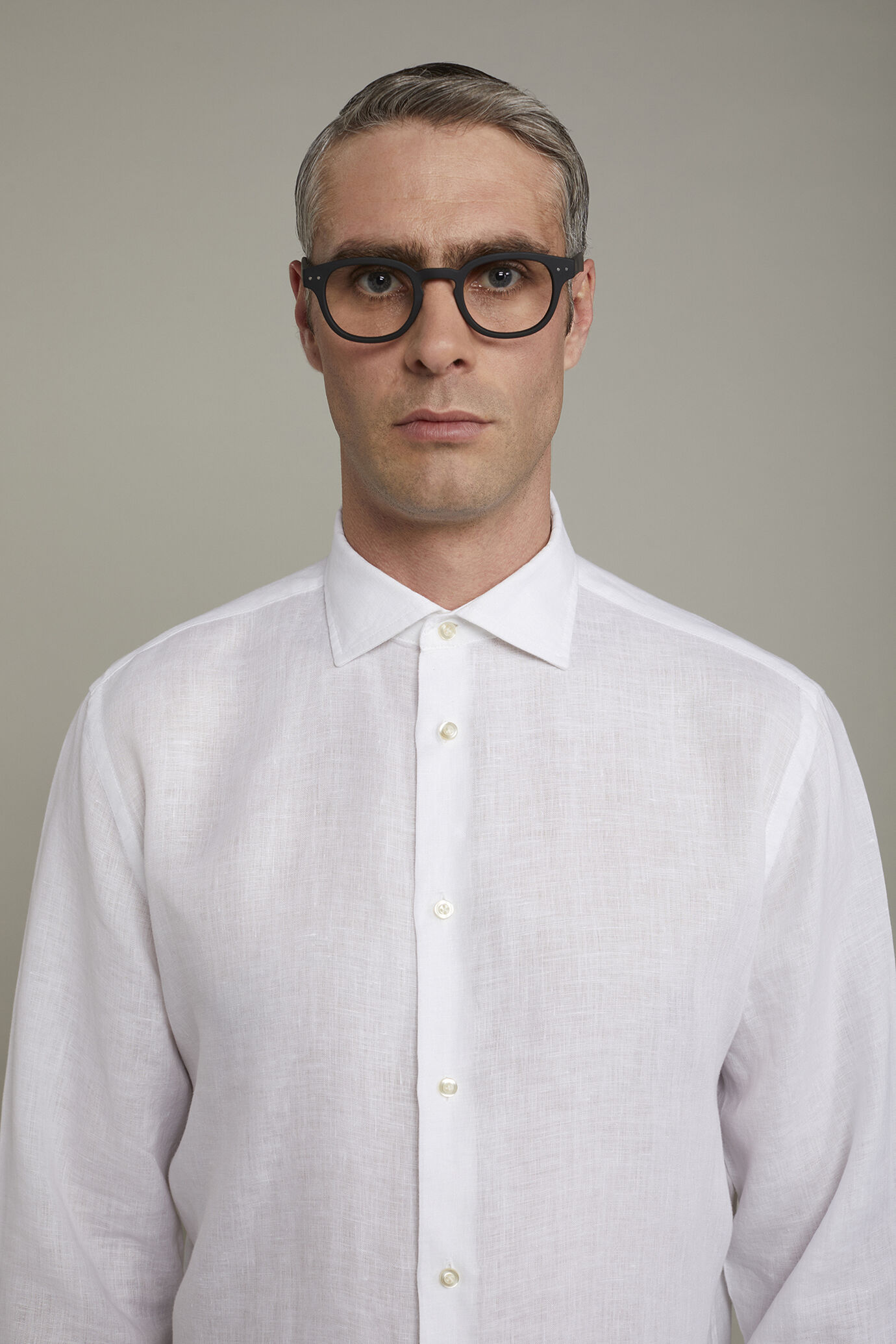 Chemise d&eacute;contract&eacute;e homme &agrave; col classique, en 100&nbsp;% lin, coupe confort image number 3