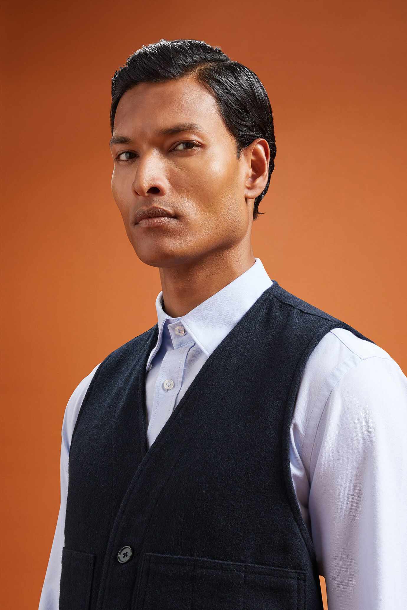 Gilet homme à simple boutonnage avec col en V et tissu à chevrons en laine mélangée, coupe classique image number 2