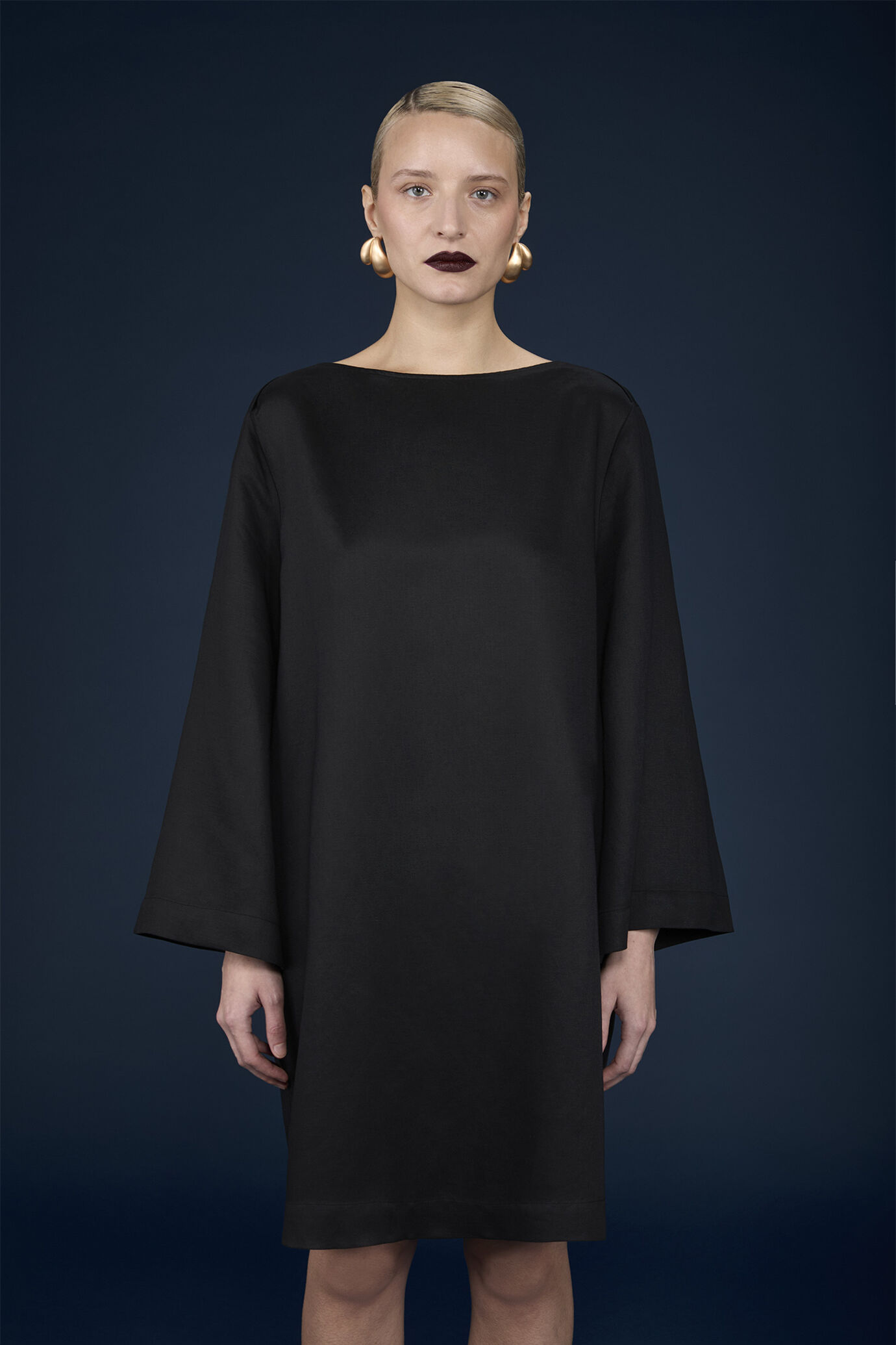 Robe courte pour femme, modèle en trapèze avec manches trois-quarts et fentes image number 1