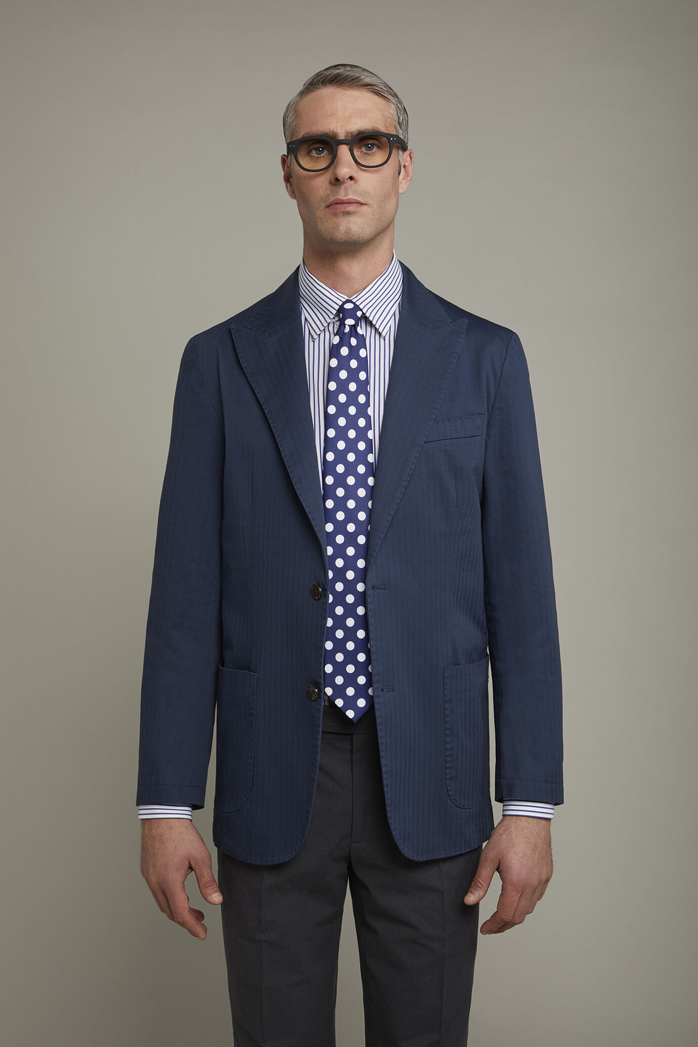 Veste homme à simple boutonnage, non doublée, avec revers en pointe et poches plaquées, coupe régulière image number 2