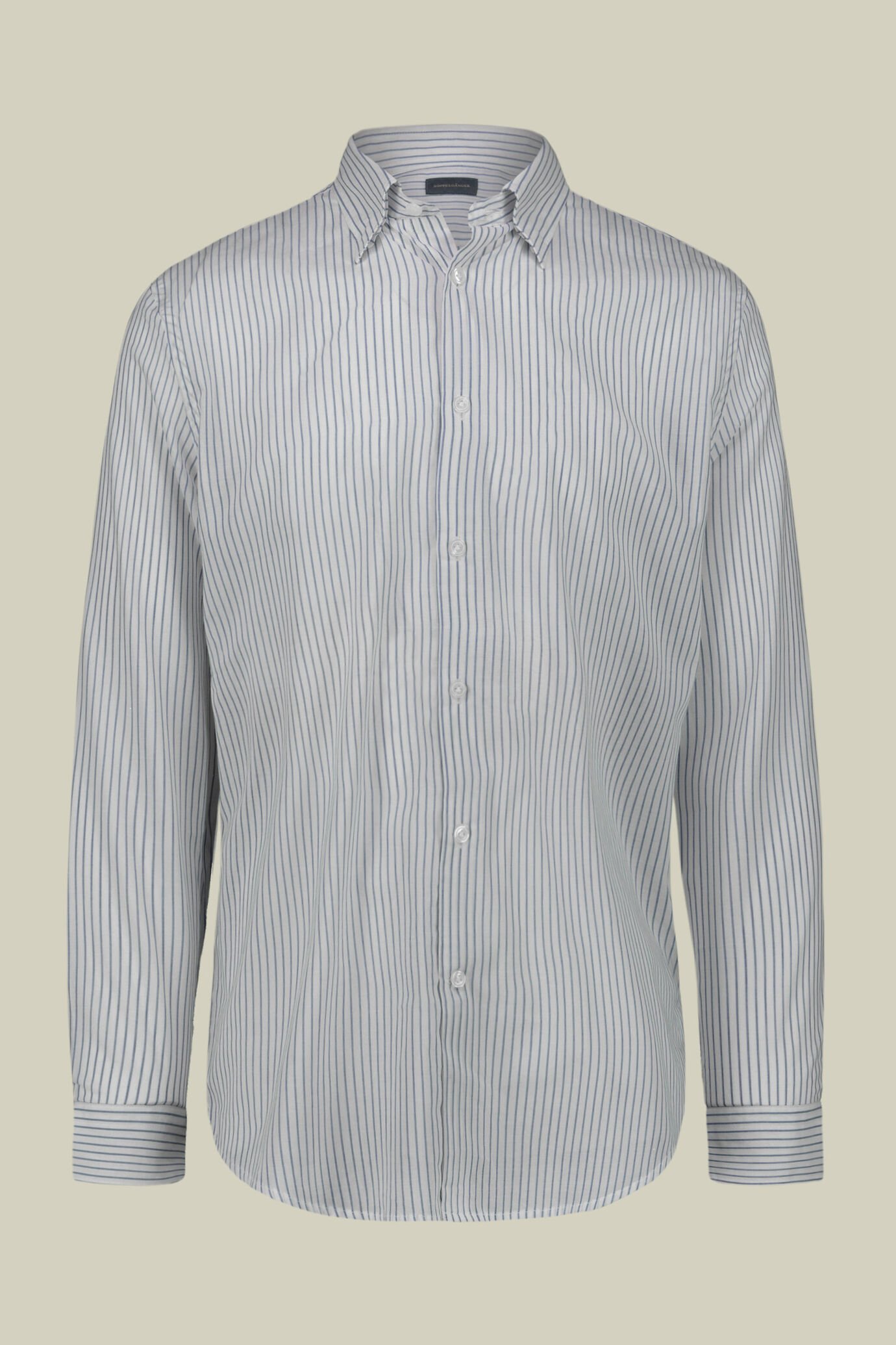 Chemise homme décontractée à boutons cachés, confectionnée dans un tissu en mousseline lavé et rayé, teinté dans la masse