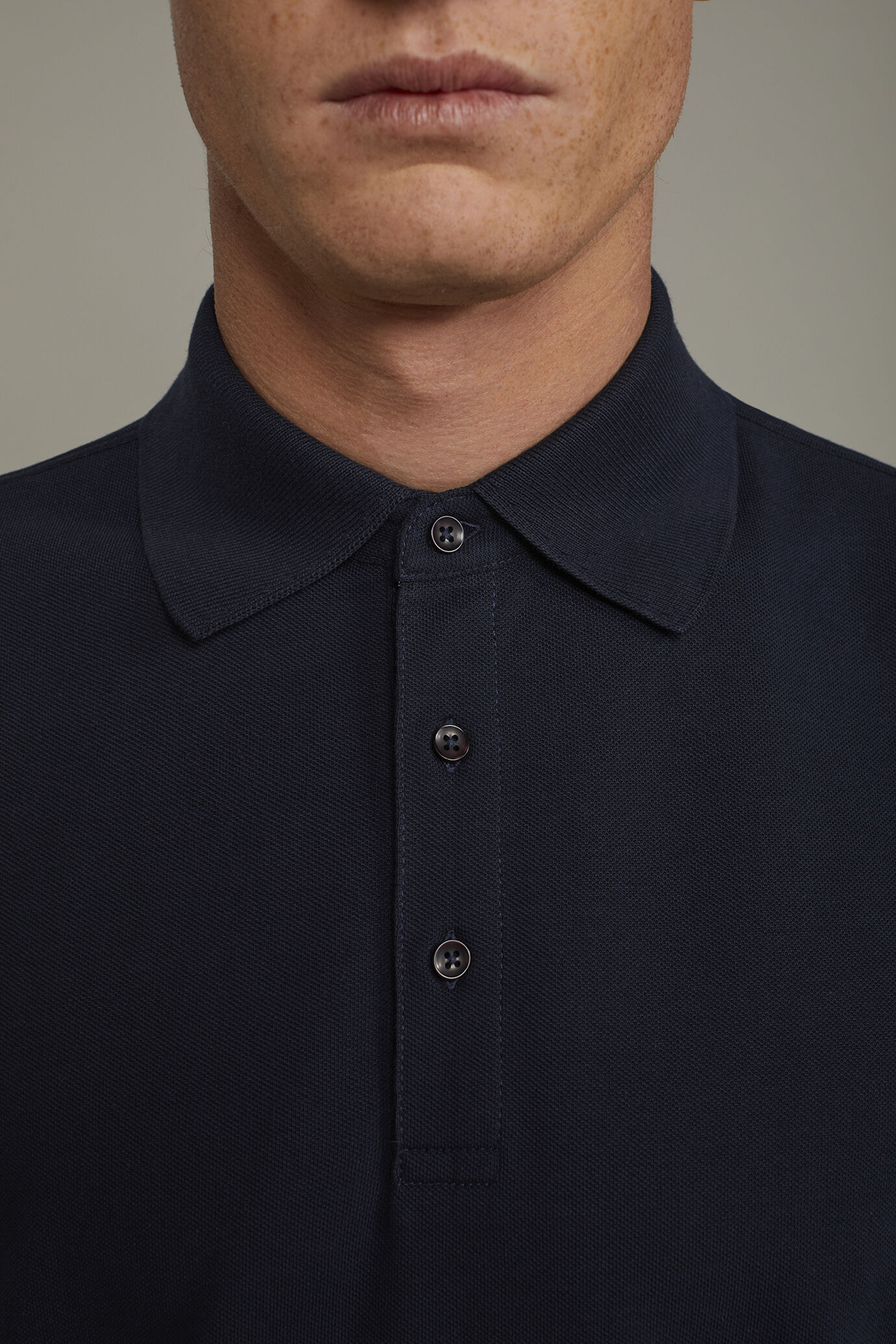 Kurzärmeliges Herren-Poloshirt aus 100 % Baumwolle in normaler Passform image number 3