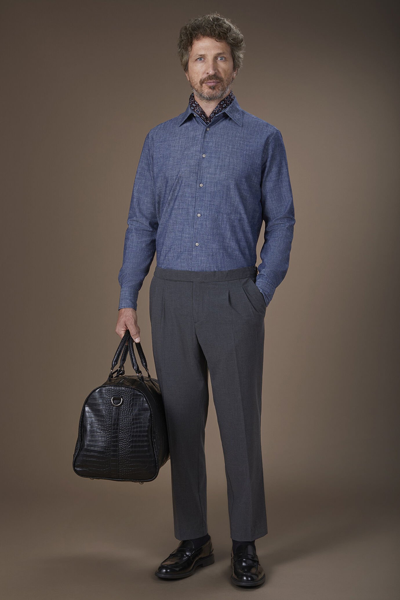 Pantalone uomo con doppia pinces e fibbie laterali