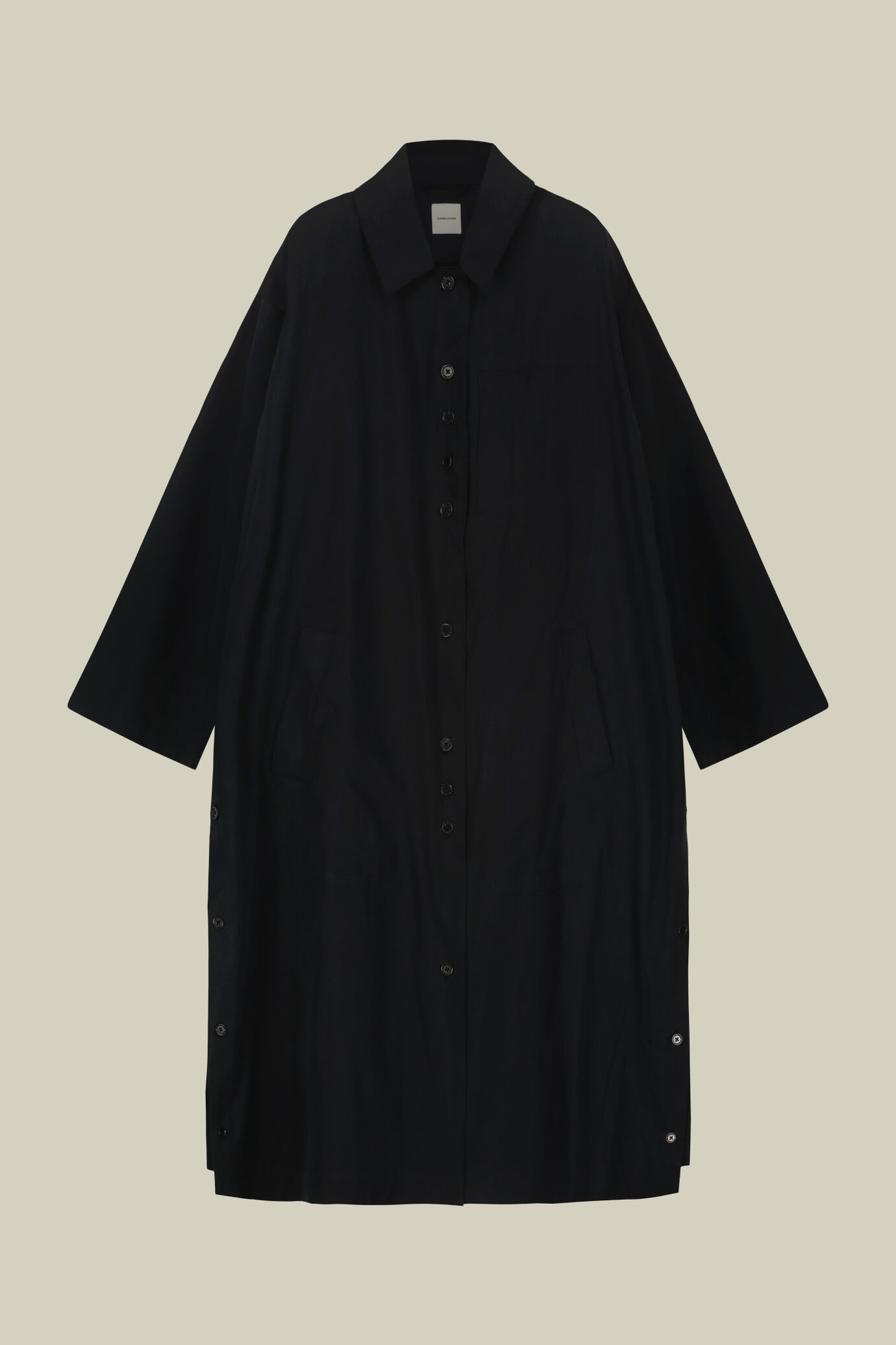 Imperméable évasé pour femme avec fentes latérales fermées par des boutons image number 4