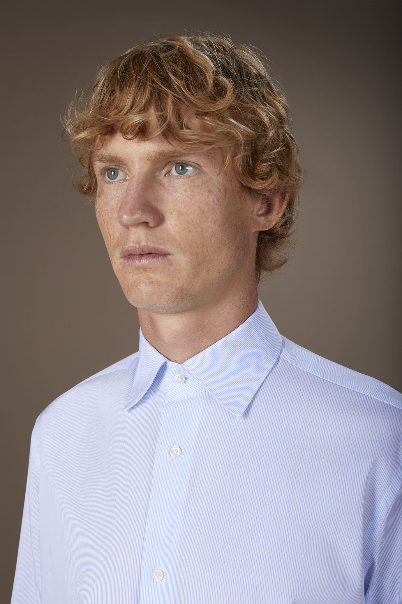 Herrenhemd aus 100 % Baumwolle mit feinen Streifen und klassischem Kragen image number 2