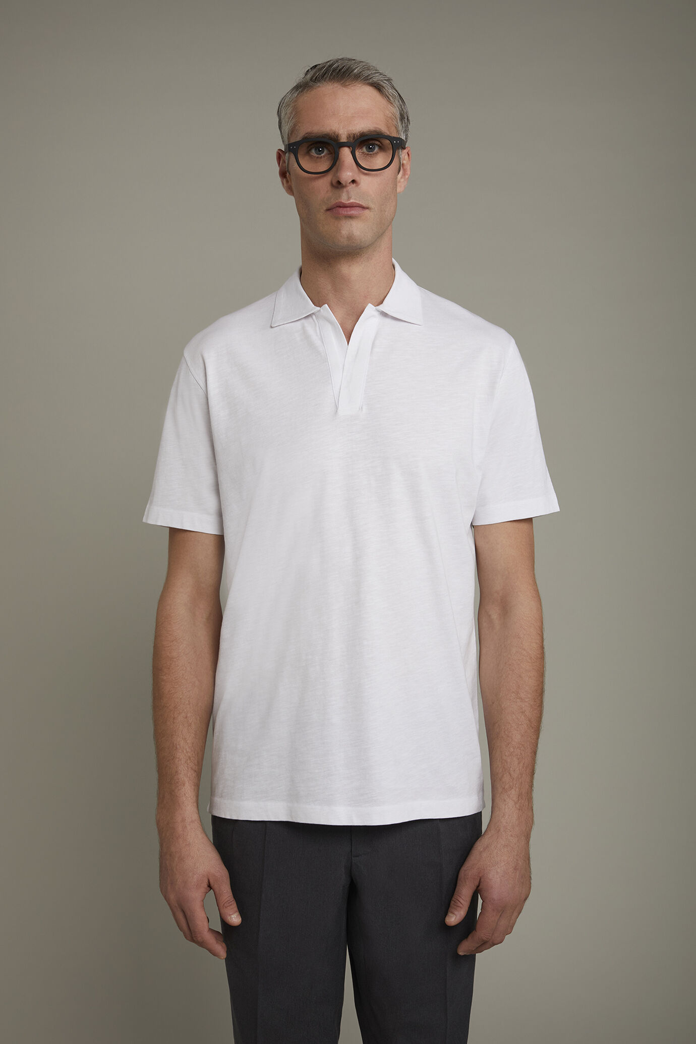 Men&rsquo;s short sleeve button-less polo shirt with derby collar in pure cotton regular fit image number 2