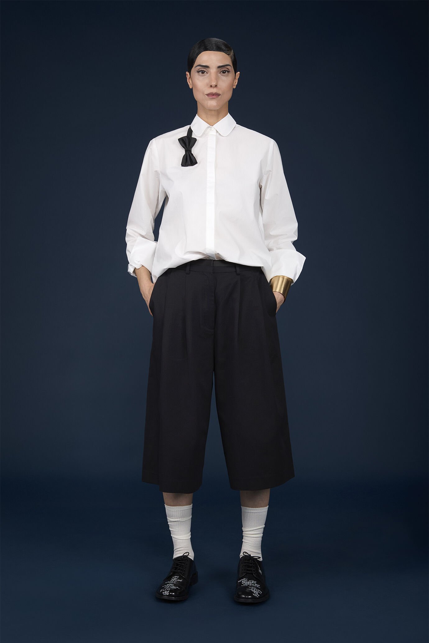 Chemise classique pour femme, mod&egrave;le uni &agrave; col claudine image number 1