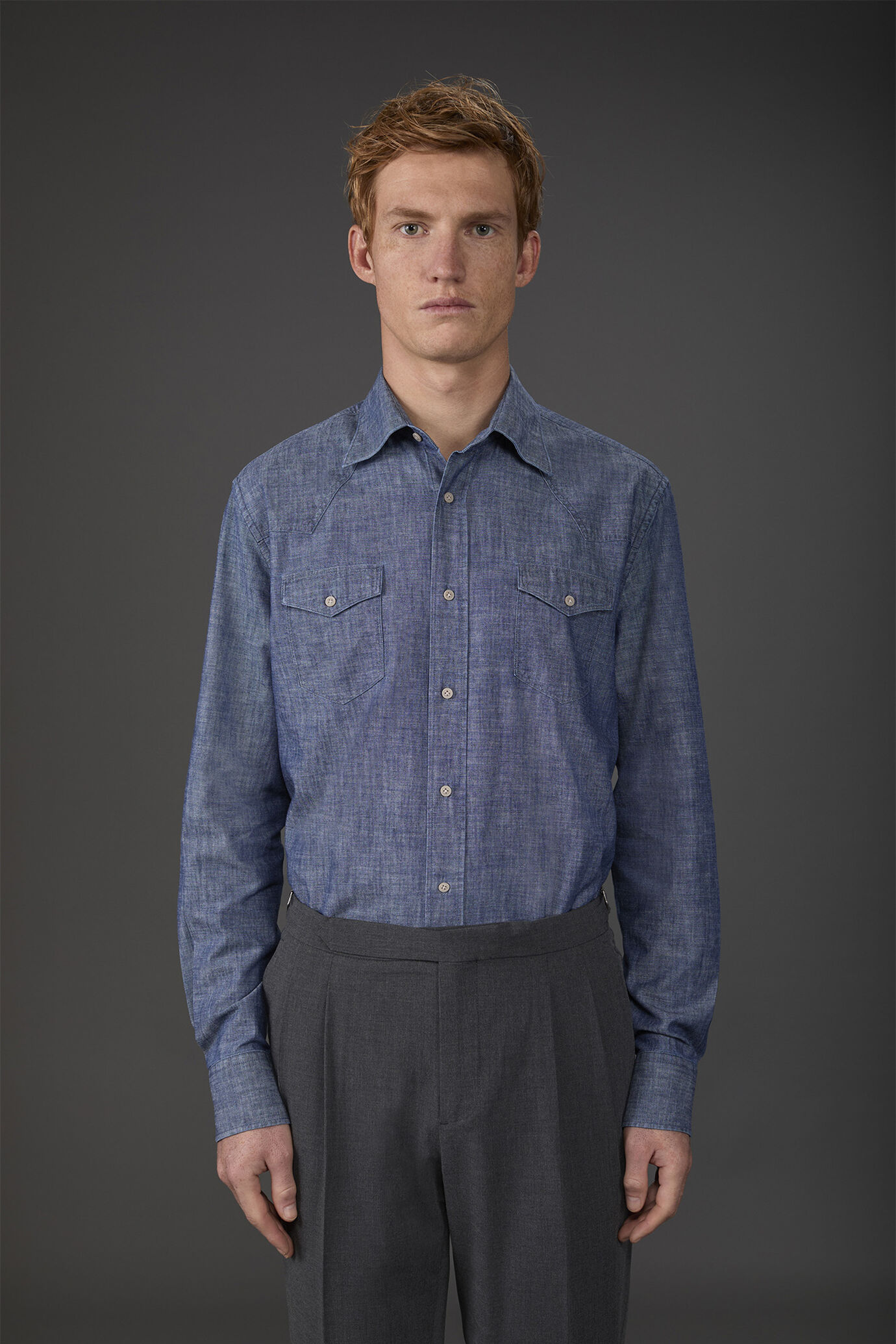 Men's casual shirt with classic collar and double chest pocket in chambray fabric
