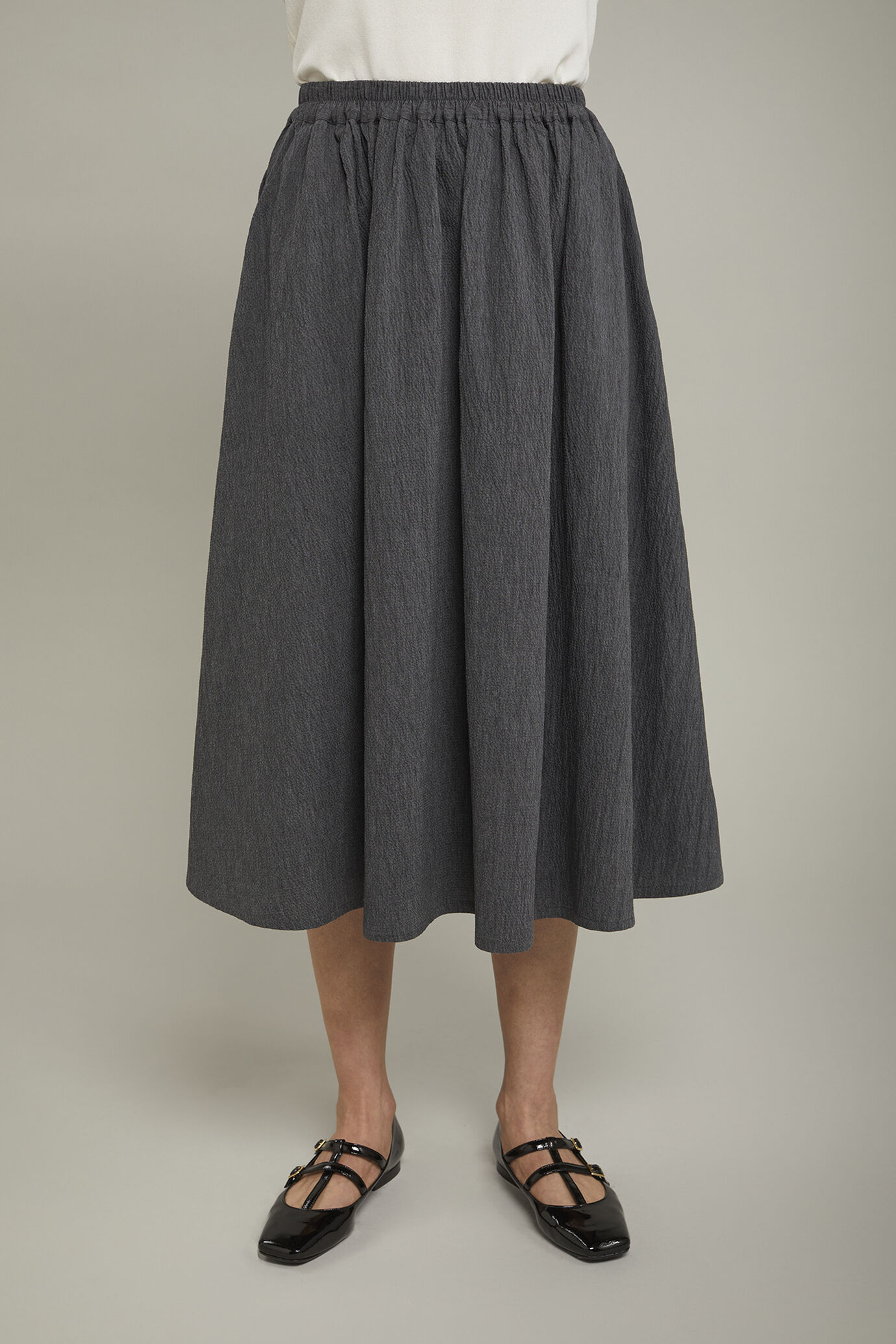 Women's solid color embossed cotton skirt regular fit image number 3
