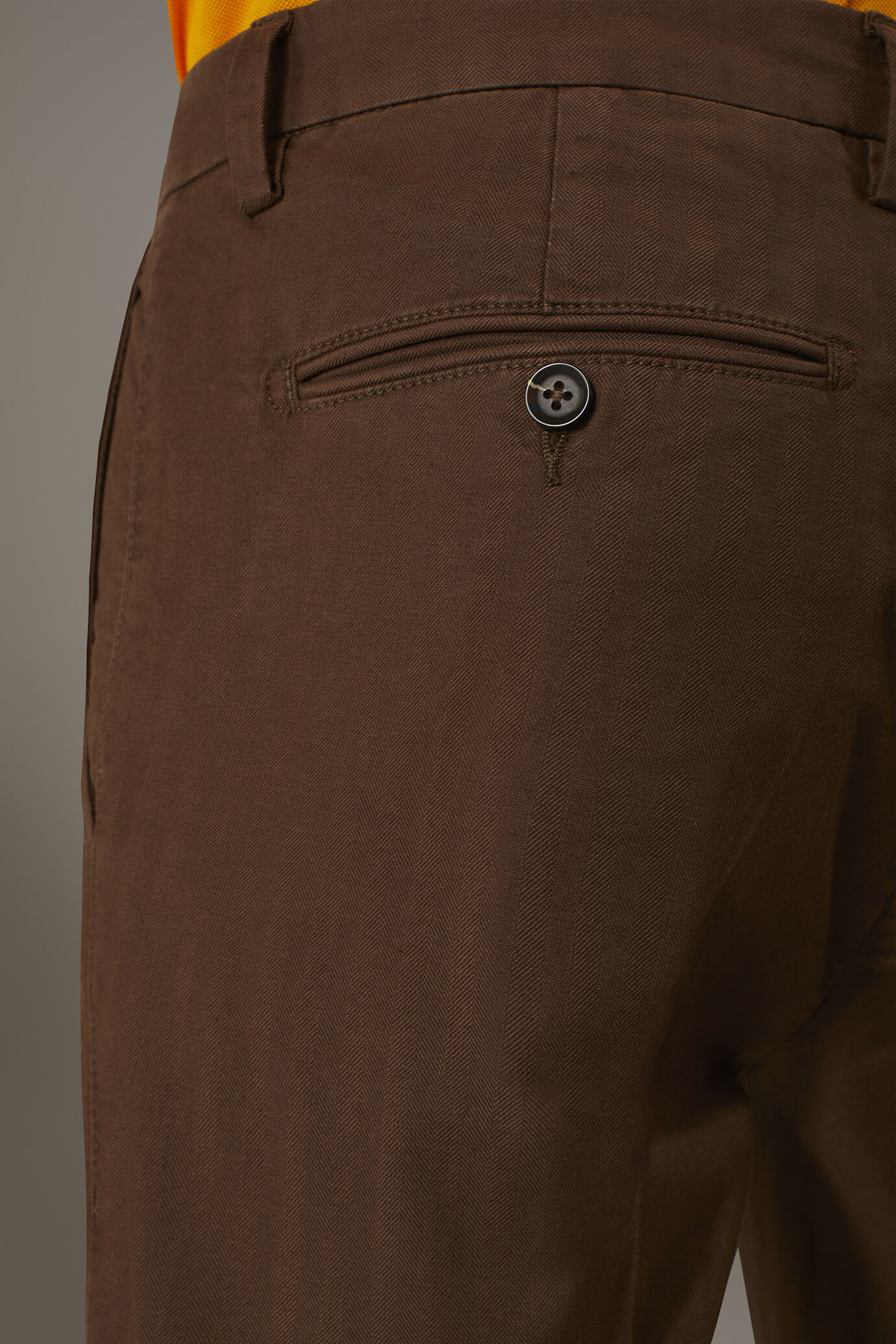 Chino-Hose in normaler Passform mit Fischgrätmuster image number 2