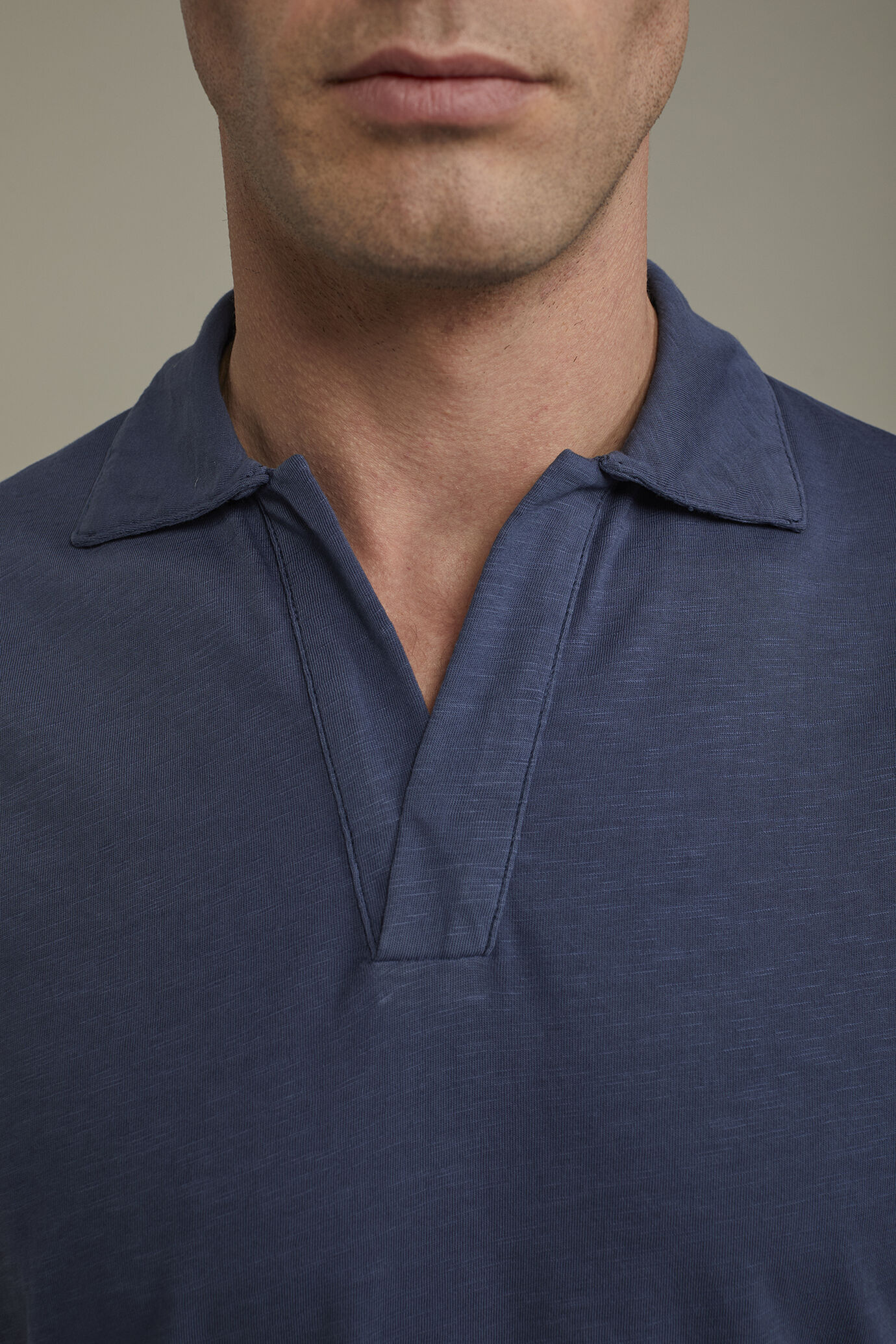 Men’s short sleeve button-less polo shirt with derby collar in pure cotton regular fit image number 3