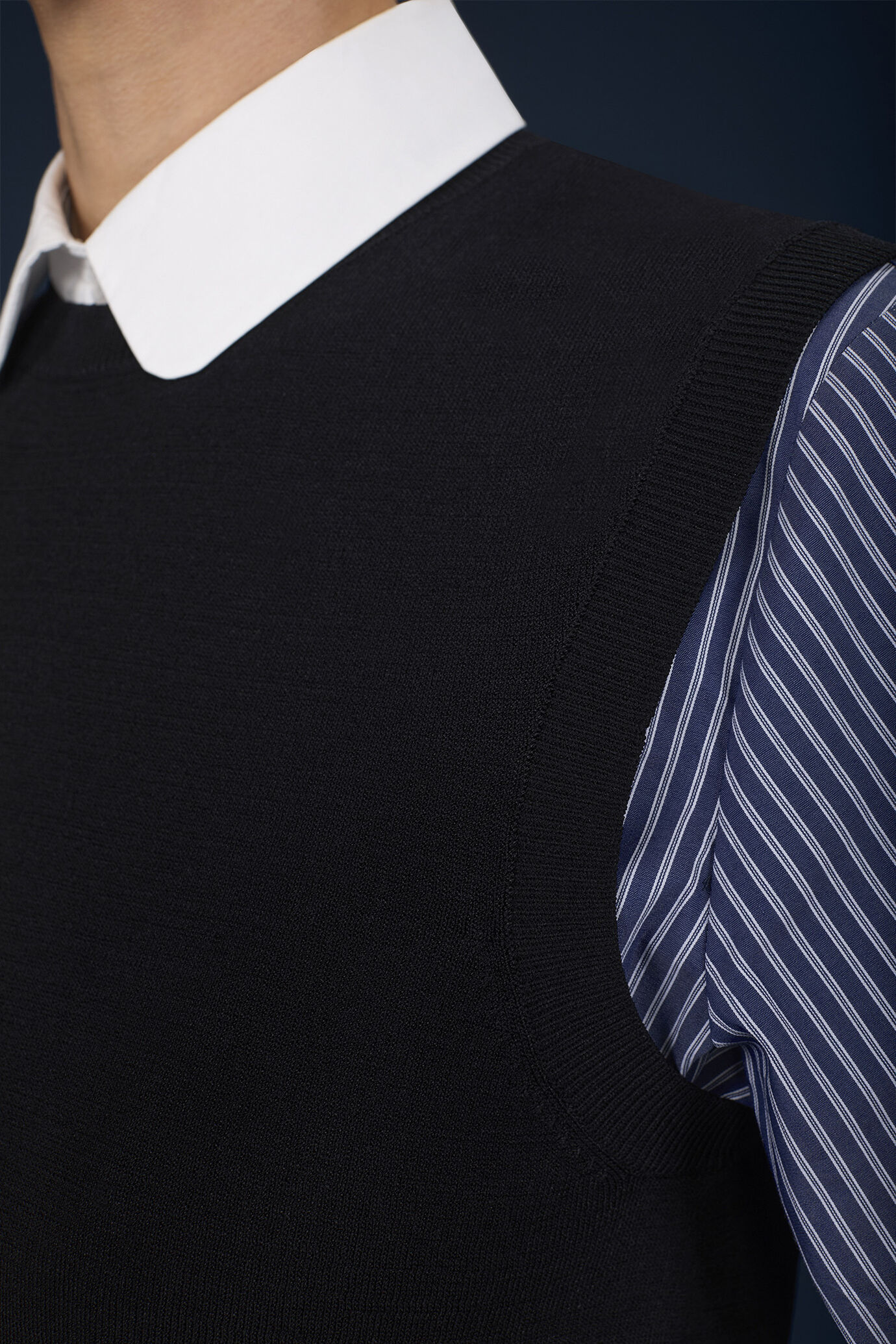 Women's knitted crew-neck waistcoat image number 3