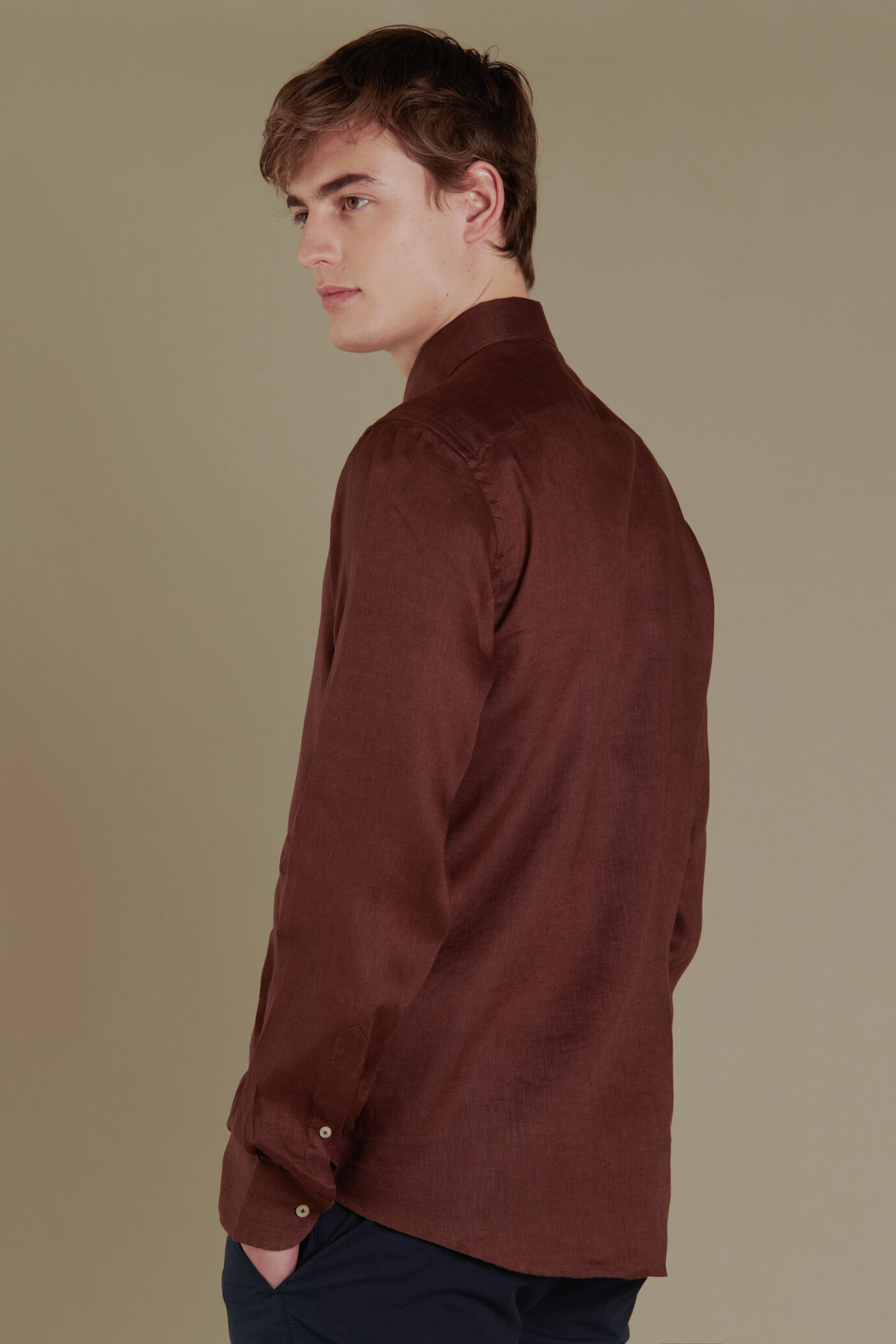 Camicia casual uomo collo francese tinta unita 100% lino image number 2