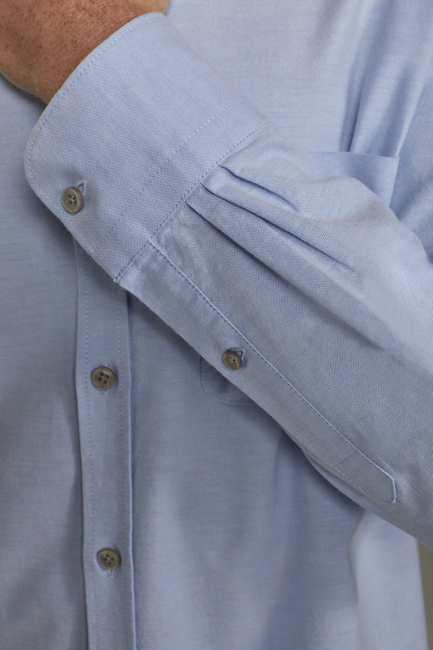 Einfarbiges Herrenhemd mit klassischem Button-Down-Kragen aus gestreiftem, extrem leichtem Oxford-Stoff in bequemer Passform image number 3