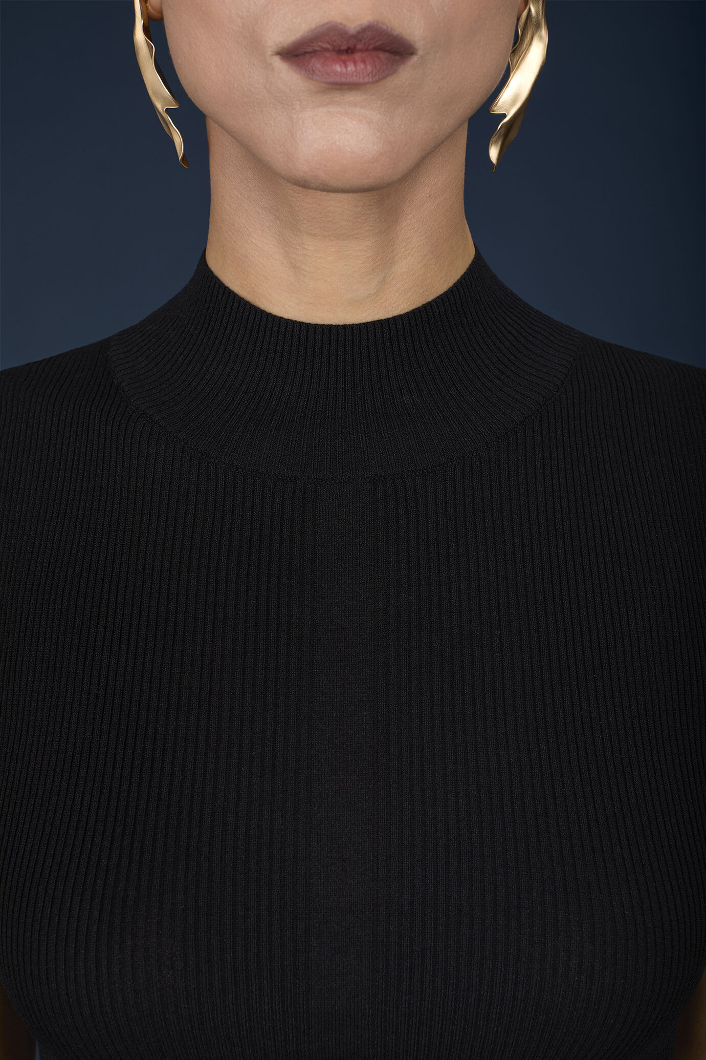 Maglia donna lupetto senza maniche con motivo sul centro davanti e sul centro dietro image number 3