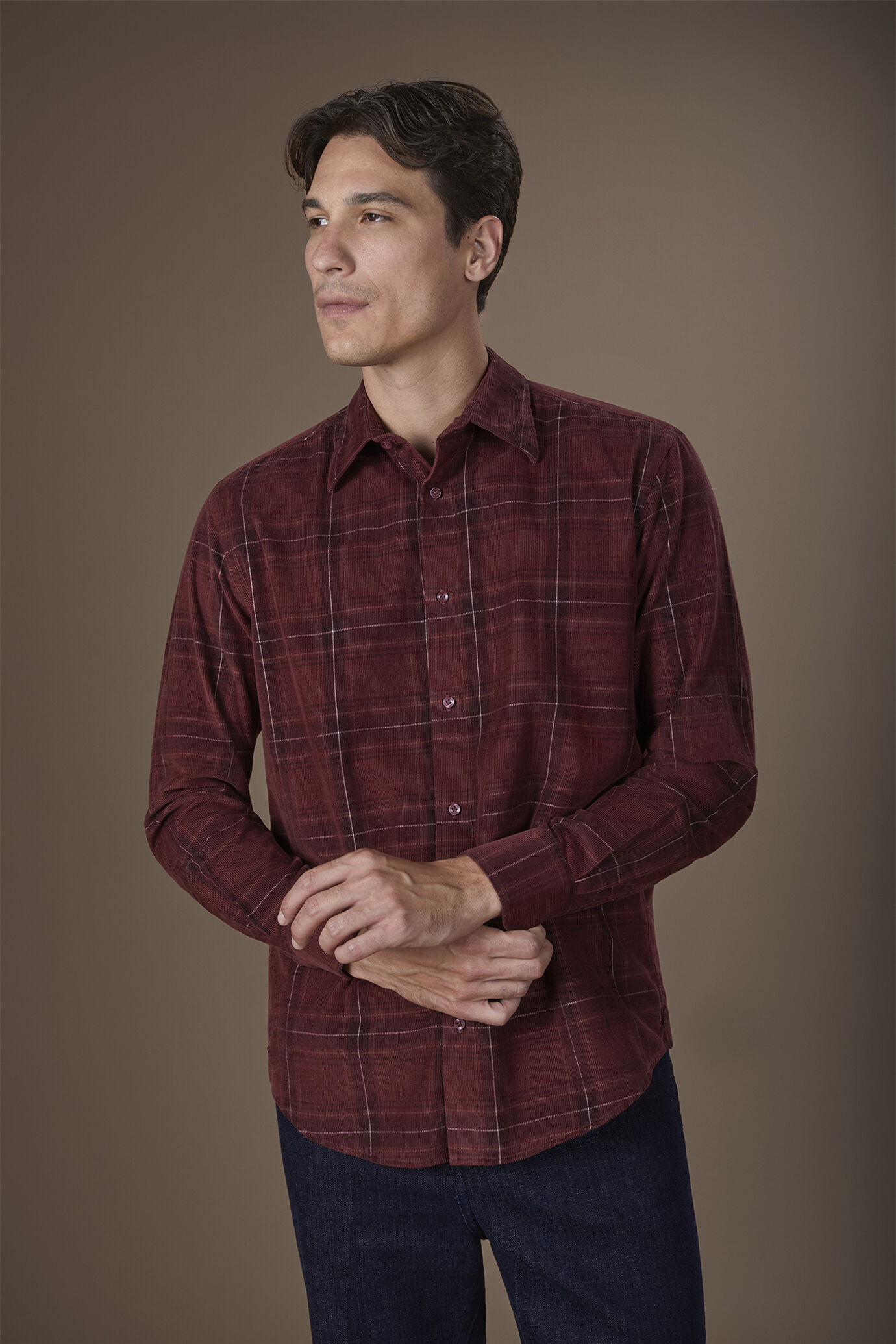 Men's comfort fit casual shirt with a classic collar in 100% cotton 21-wale corduroy, finished with a checked print