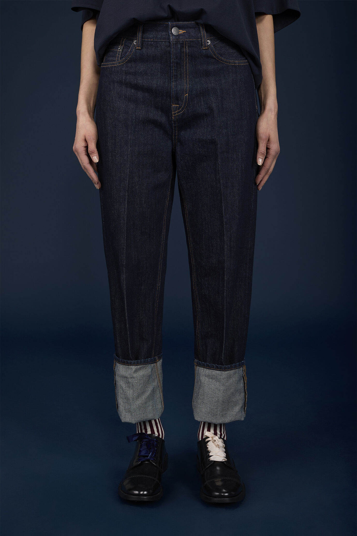 Women's 5-pocket cigarette-fit jeans with red reinforced stitching at the centre of the back yoke image number 0