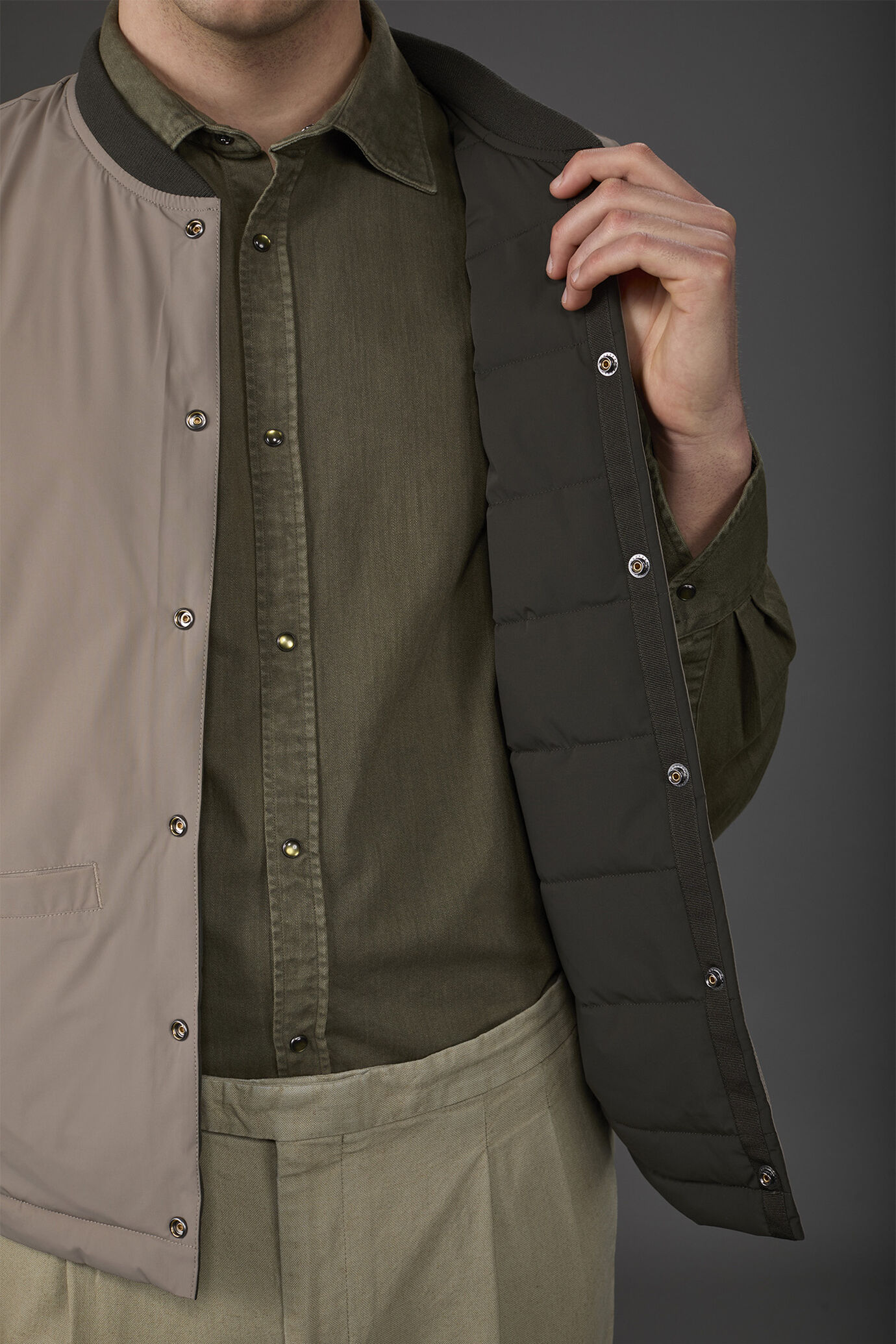 Men's reversible two-colour sleeveless vest with light padding image number 5