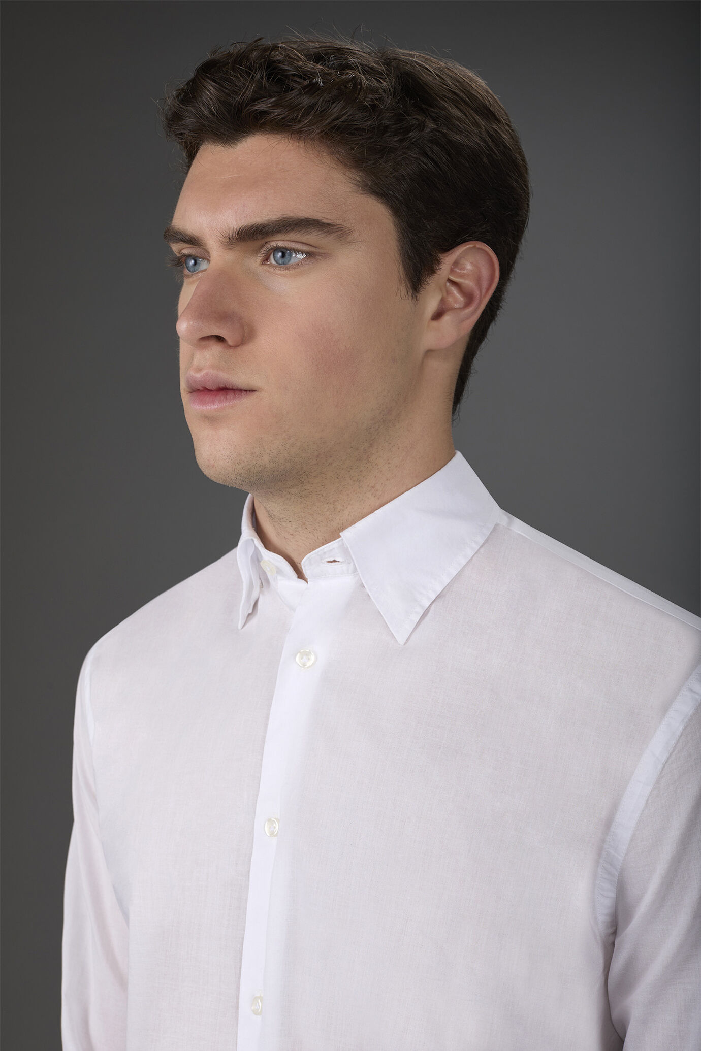 Men's casual shirt with a concealed button down collar in washed muslin fabric 100% cotton image number 1
